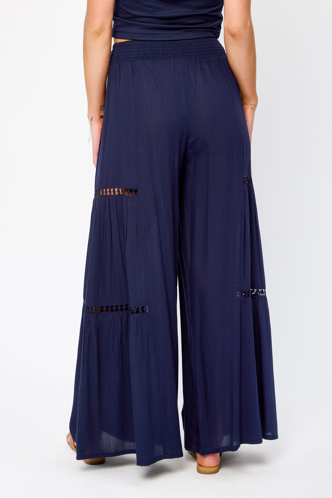 Pantalon avec jambe large en gaze froissée avec bordure au crochet