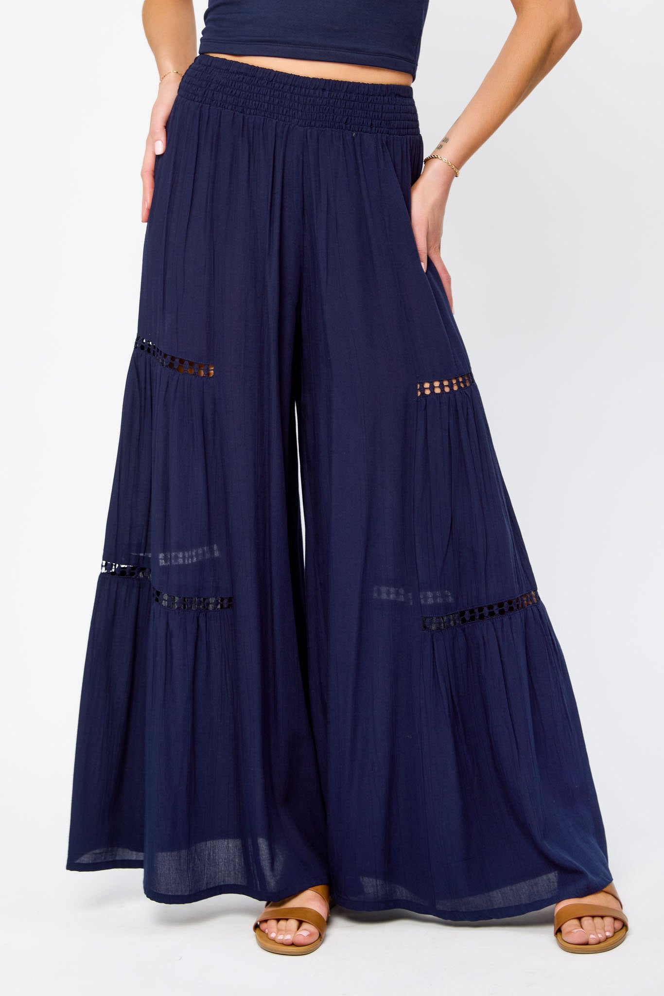 Pantalon avec jambe large en gaze froissée avec bordure au crochet
