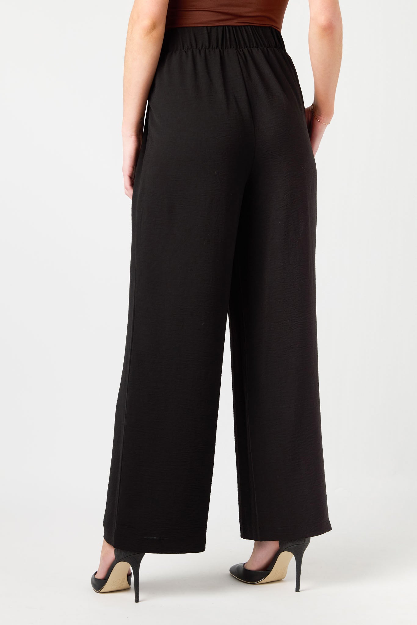 Pantalon avec jambe large et noué sur le devant