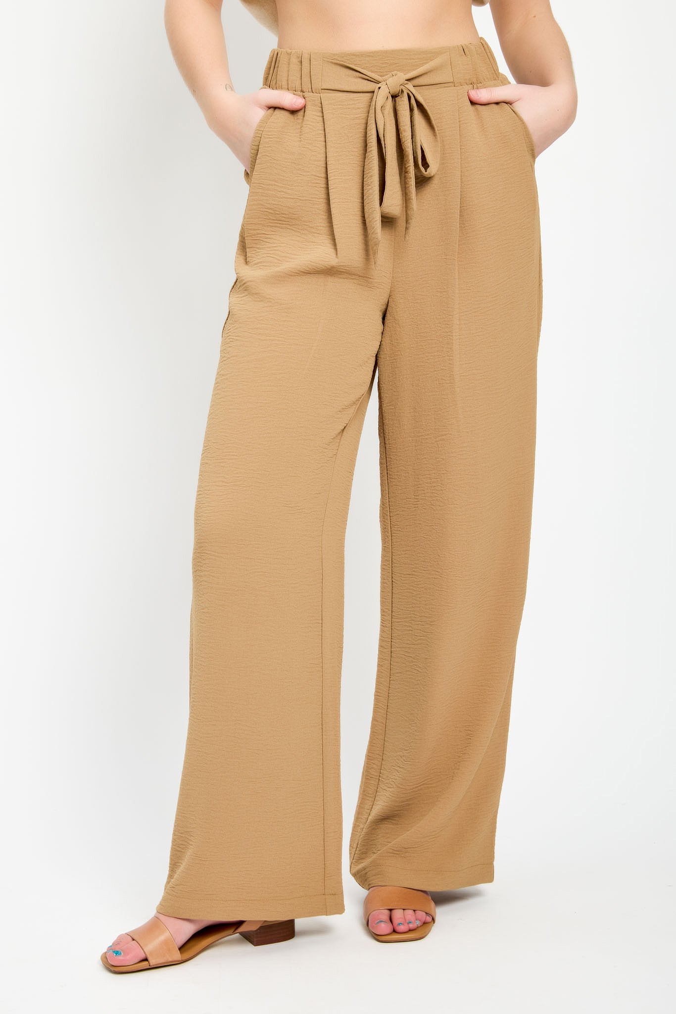 Pantalon avec jambe large et noué sur le devant