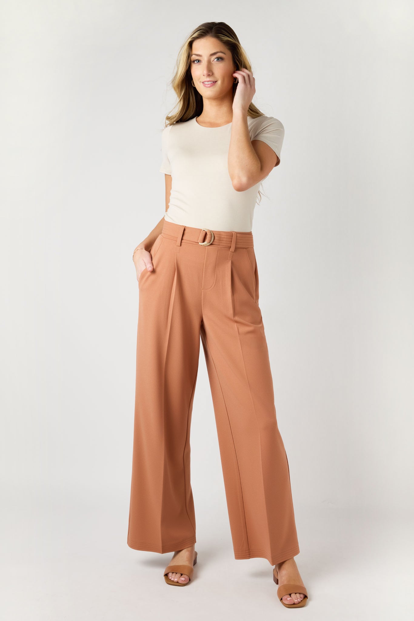 Pantalon avec jambe large en crêpe tricoté avec ceinture à anneau en D