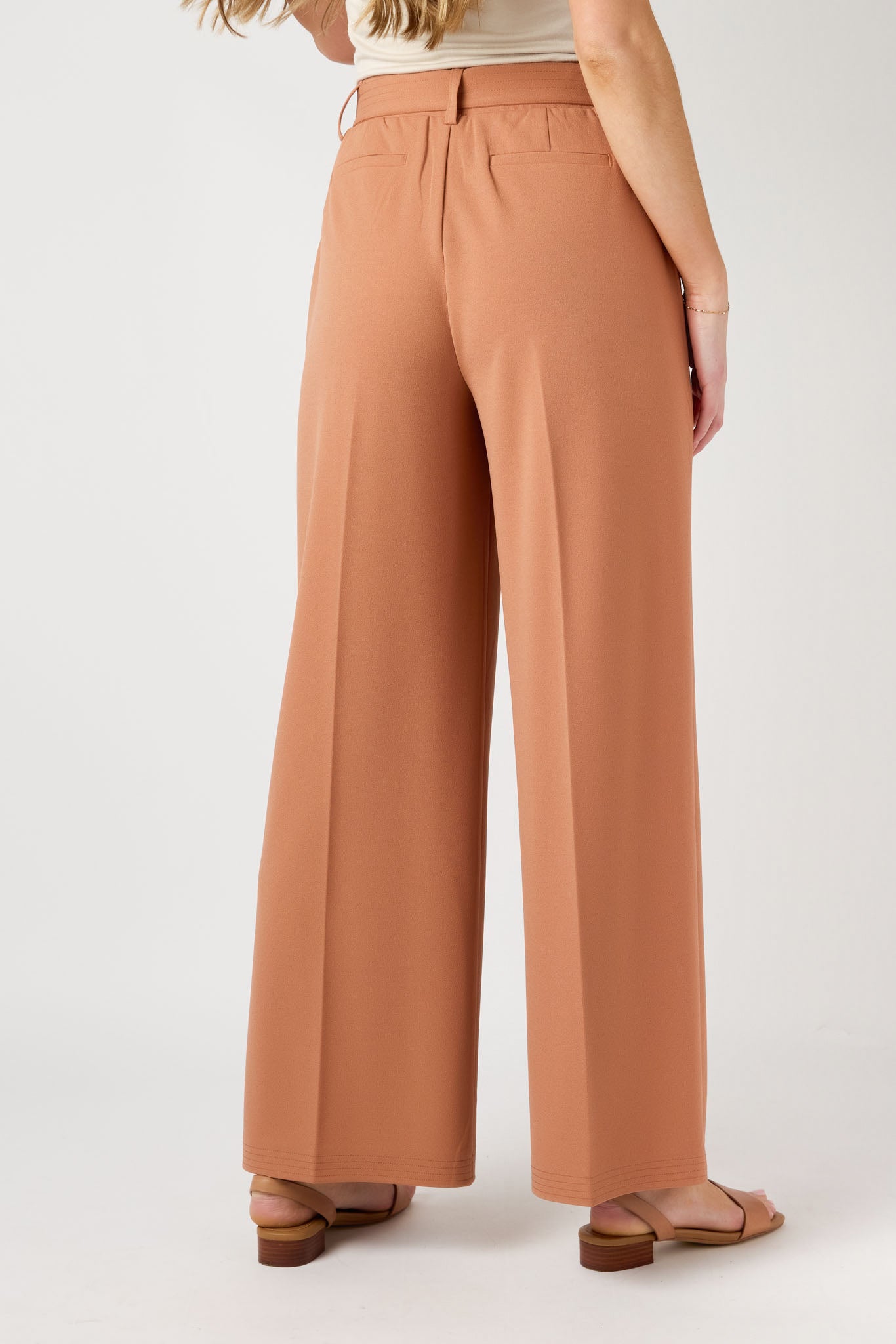 Pantalon avec jambe large en crêpe tricoté avec ceinture à anneau en D