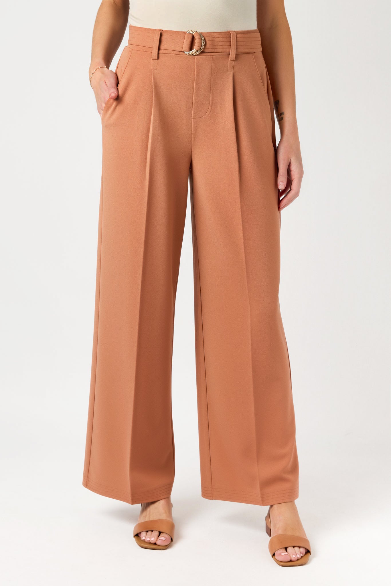 Pantalon avec jambe large en crêpe tricoté avec ceinture à anneau en D