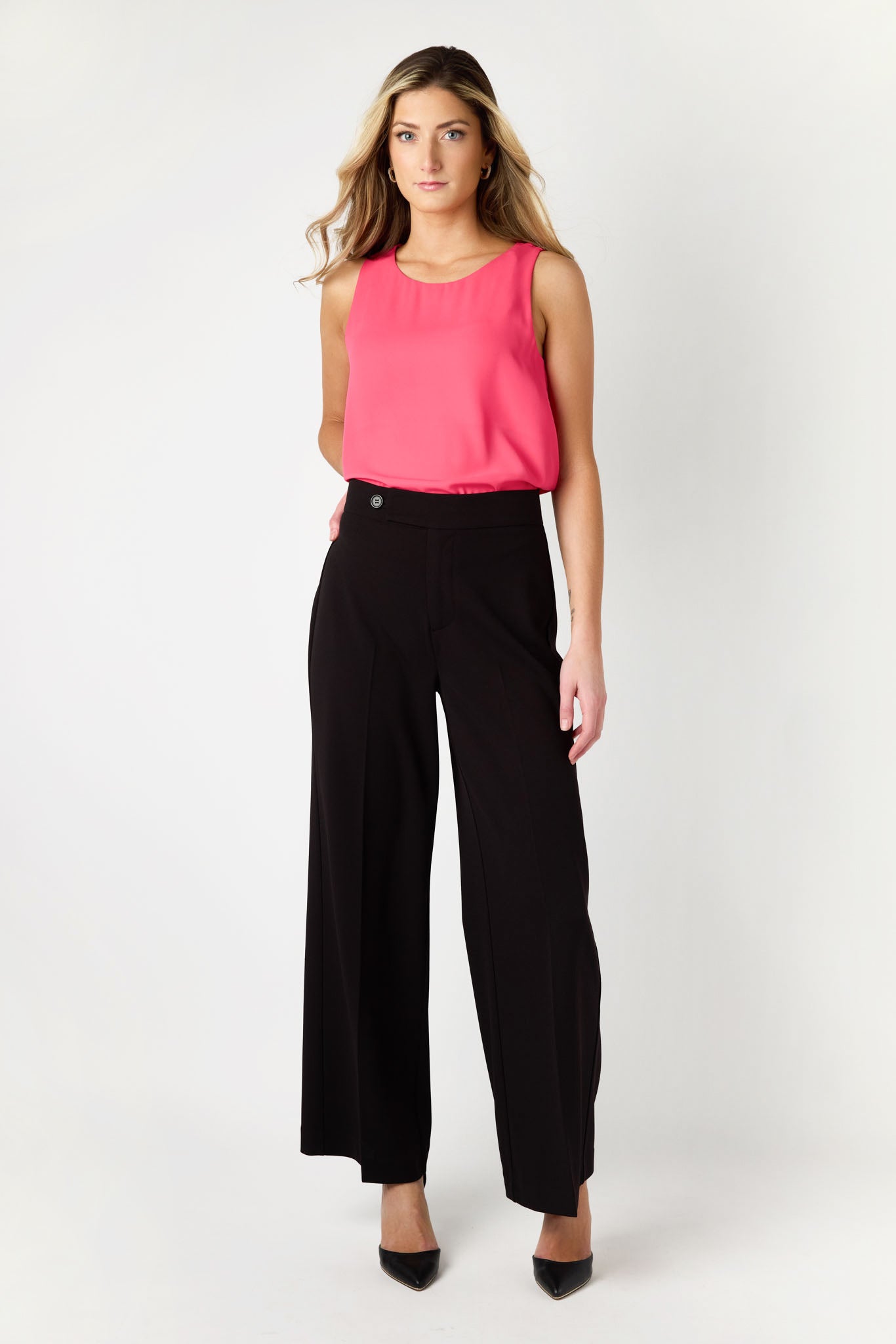 Pantalon avec jambe large en crêpe tricoté avec ceinture