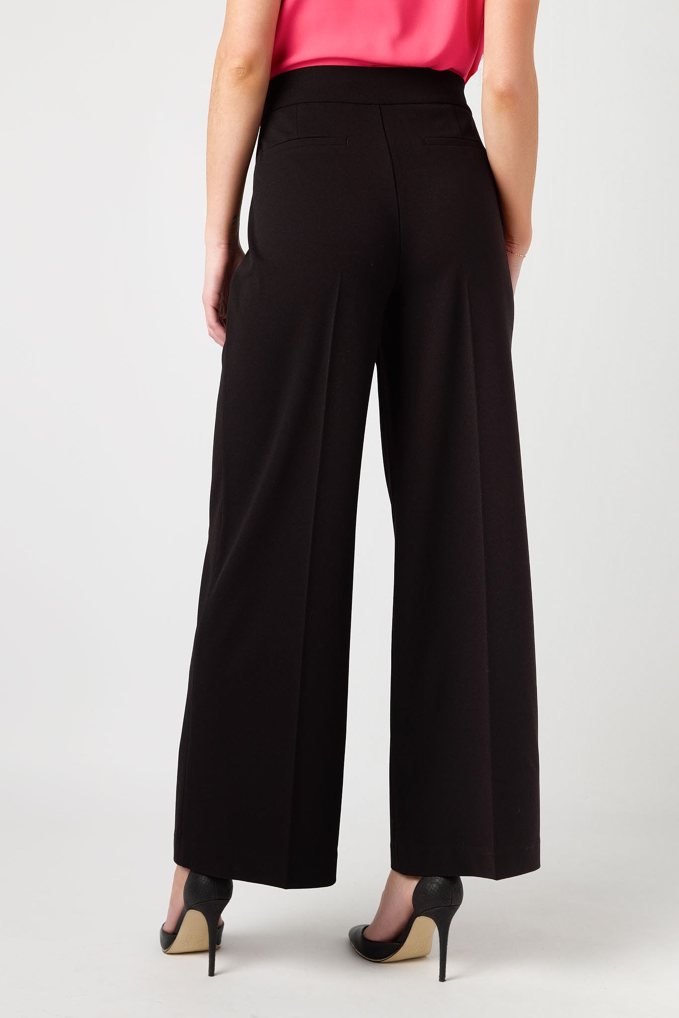 Pantalon avec jambe large en crêpe tricoté avec ceinture
