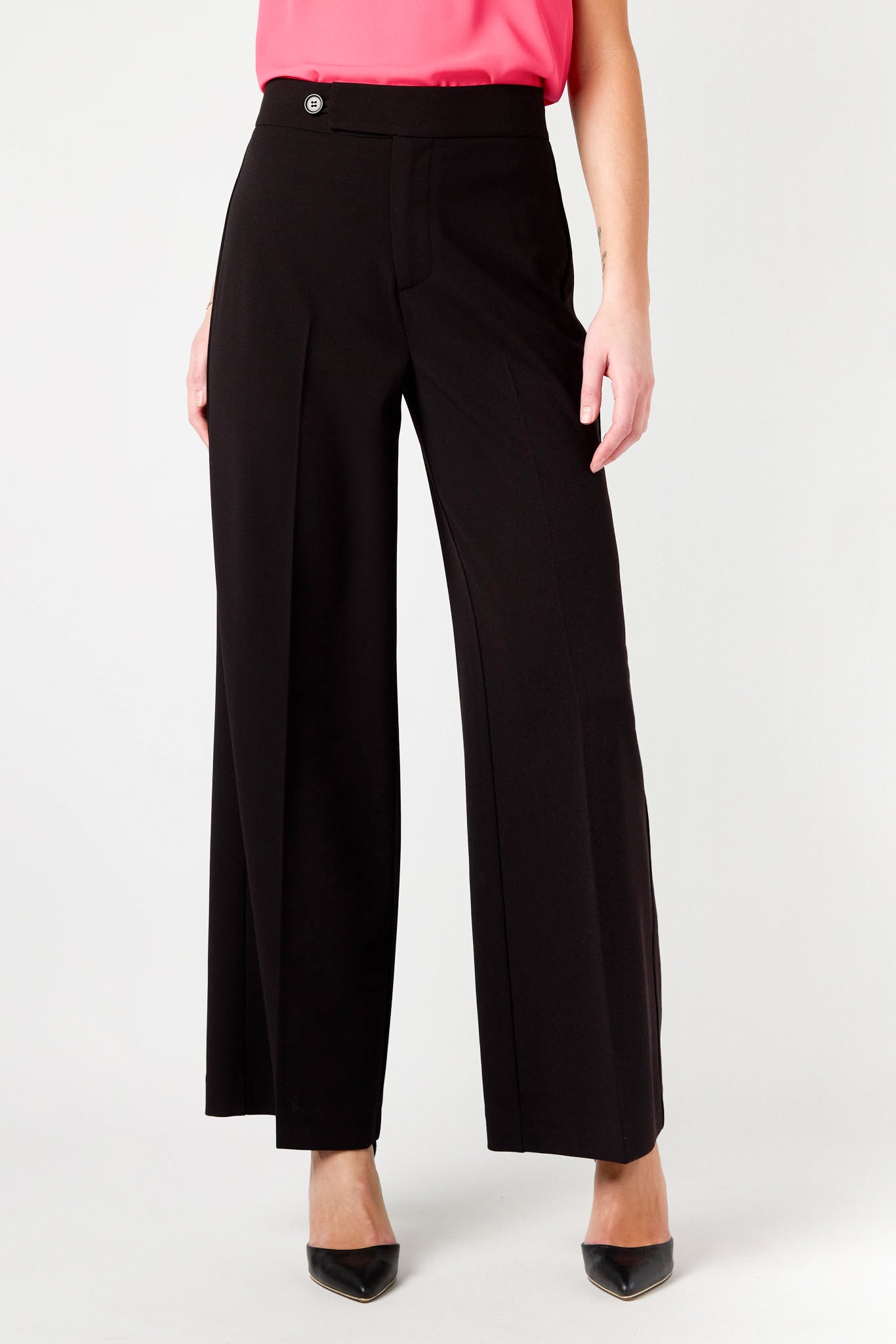 Pantalon avec jambe large en crêpe tricoté avec ceinture