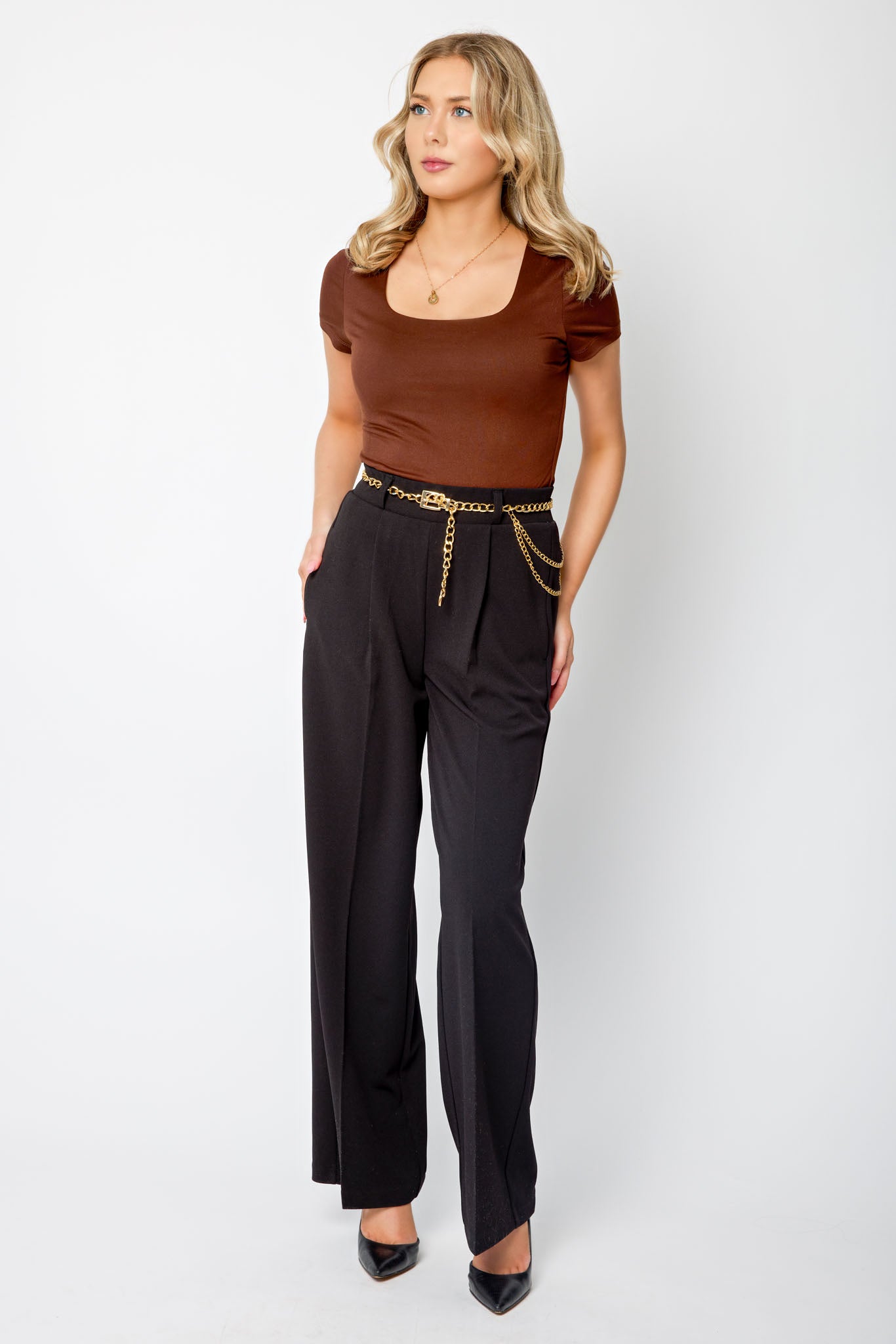 Pantalon taille haute en crêpe tricoté avec ceinture chaîne