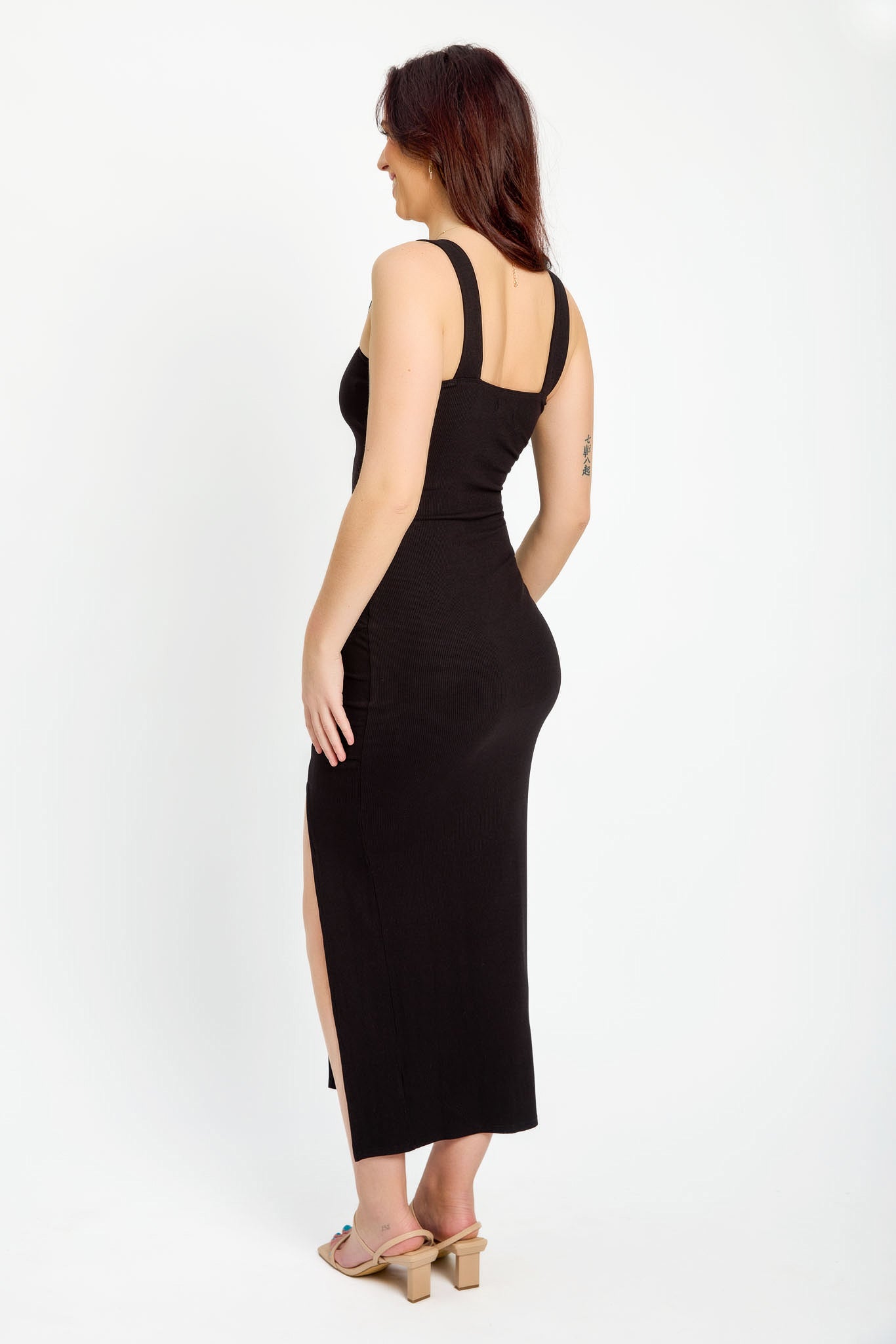Robe longue côtelée à col carré et fente latérale
