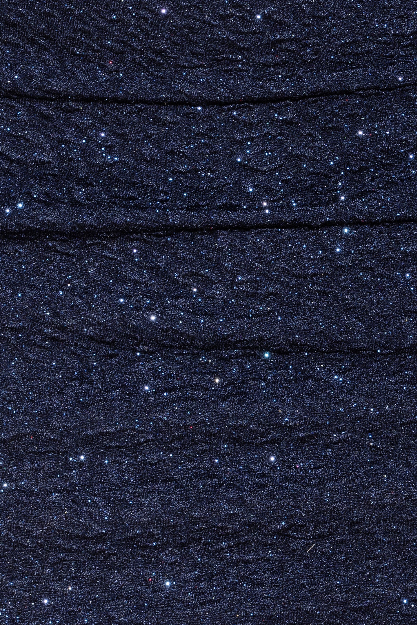 Robe longue pailletée à col drapé et fente latérale
