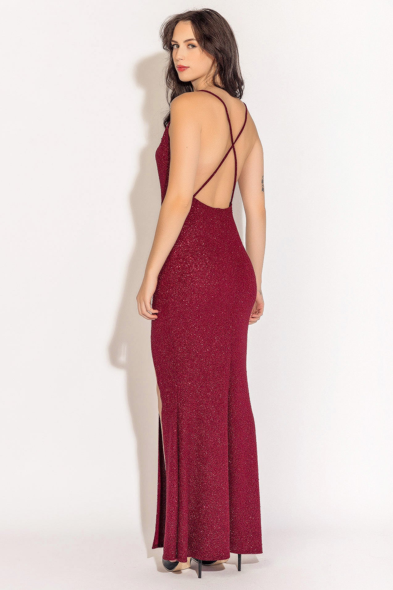 Robe longue pailletée à col drapé et fente latérale