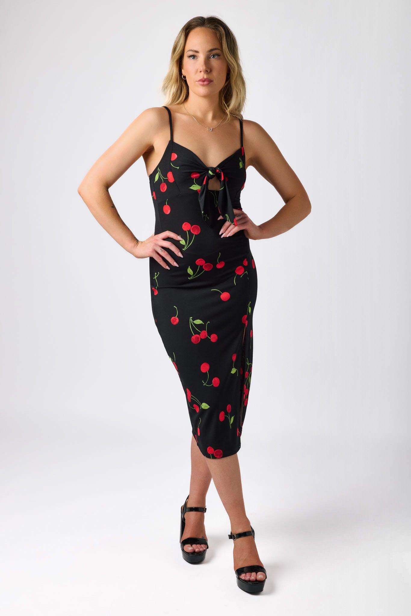 Robe midi motif cerises à fente latérale