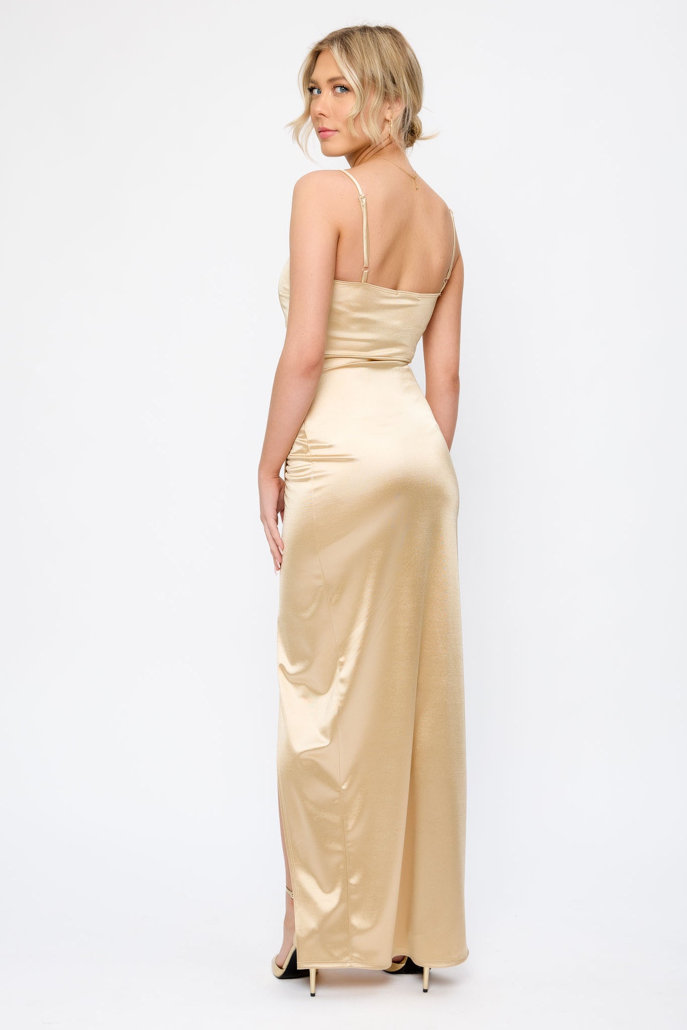 Robe longue en satin avec fente latérale