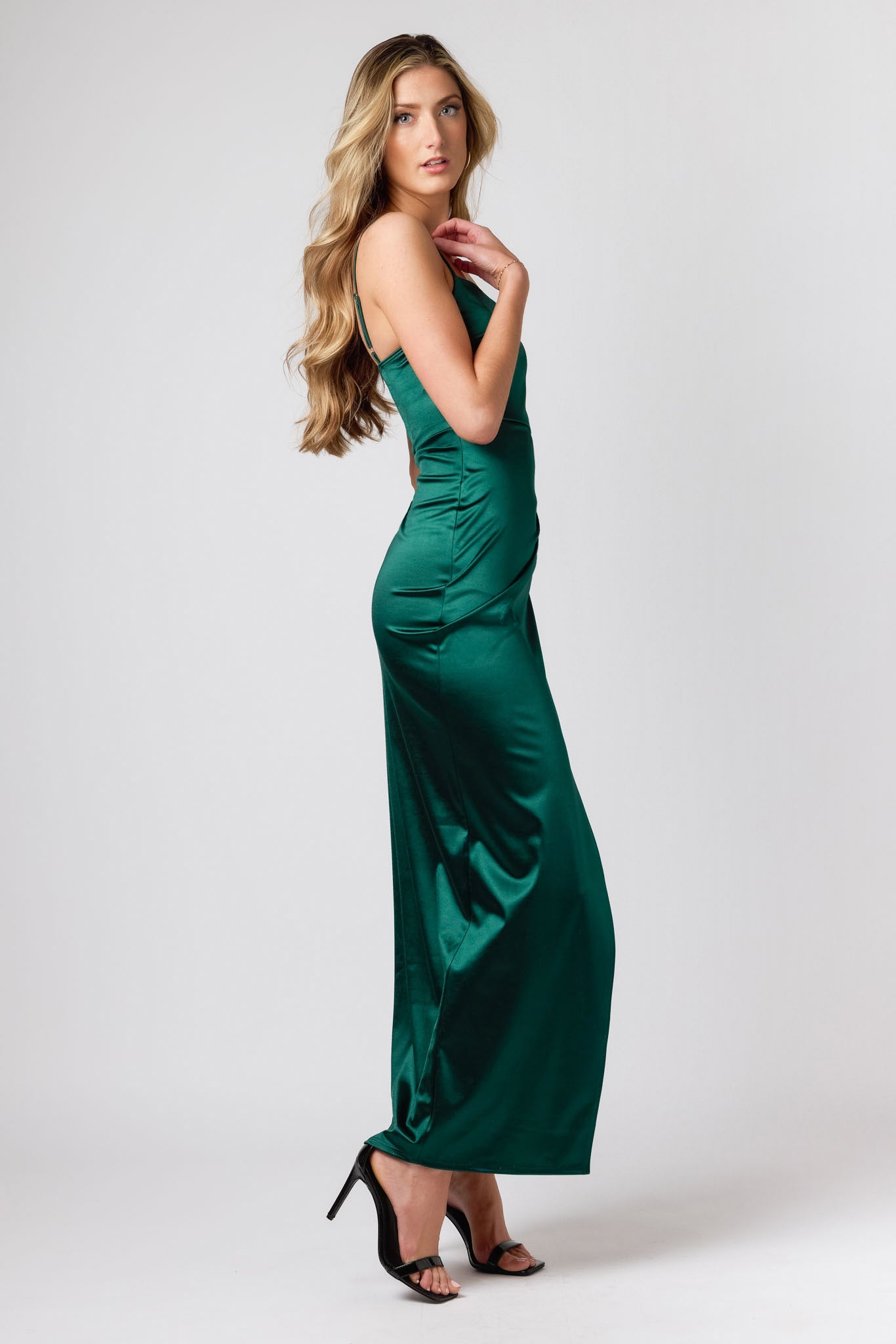 Robe longue en satin avec fente latérale