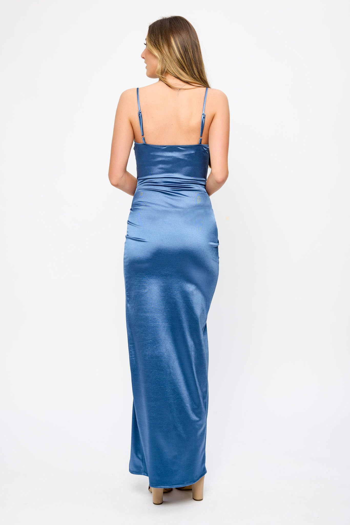 Robe longue en satin avec fente latérale