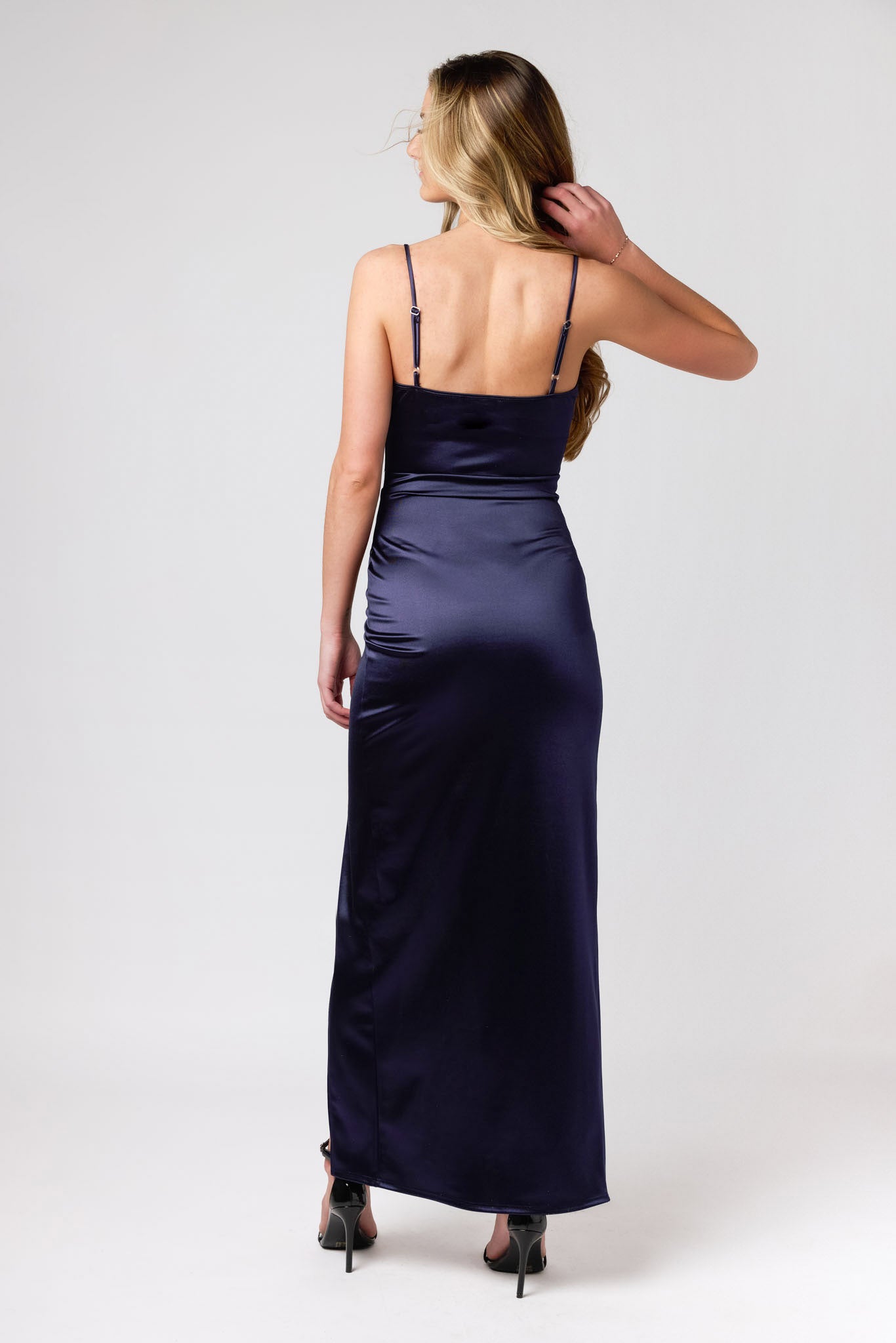 Robe longue en satin avec fente latérale