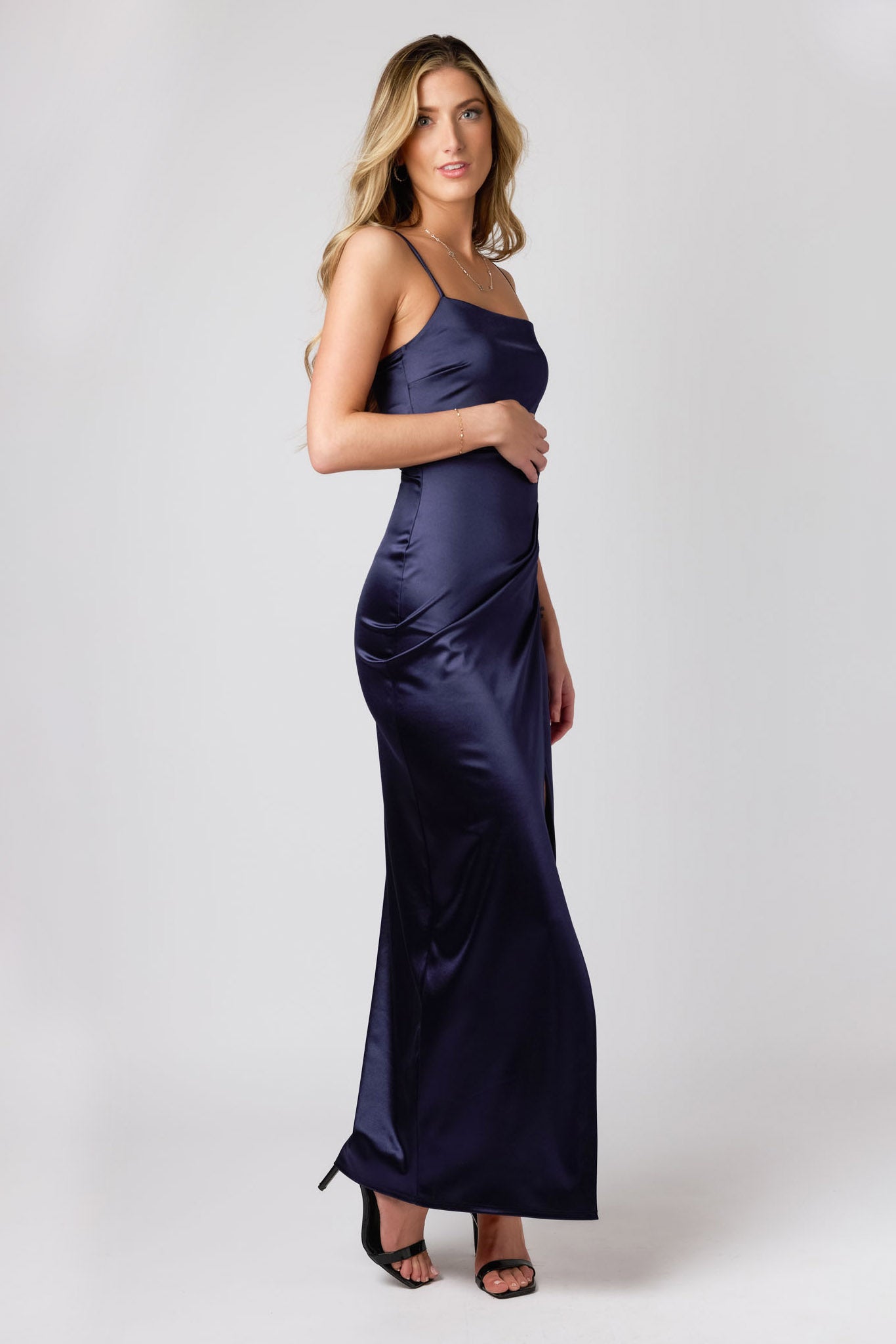 Robe longue en satin avec fente latérale