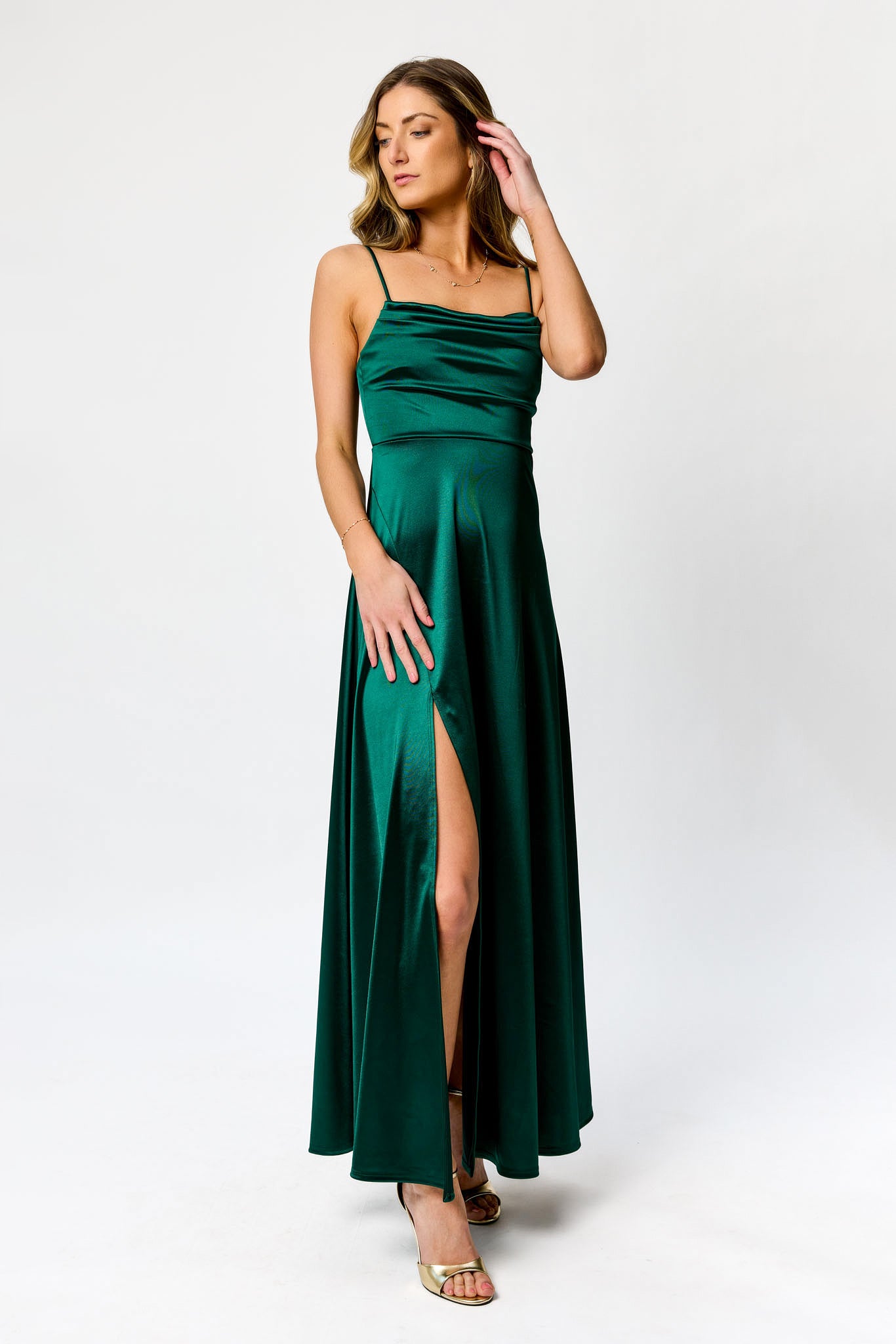 Robe maxi à bretelles spaghetti et buste plissé avec fente latérale