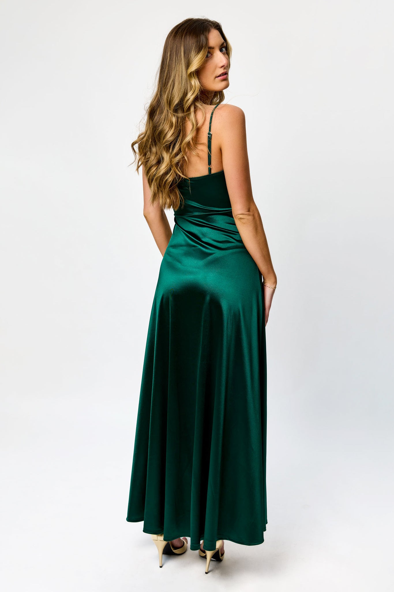 Robe maxi à bretelles spaghetti et buste plissé avec fente latérale