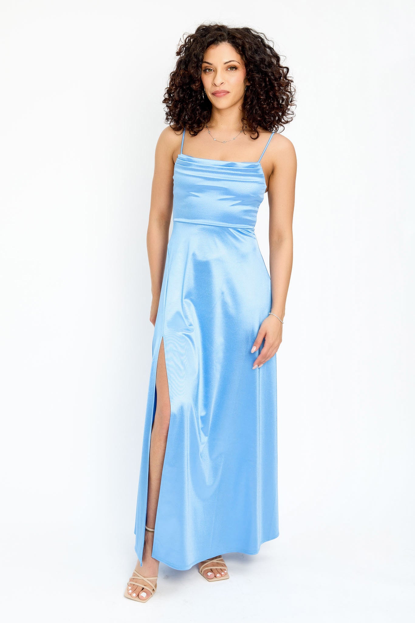 Robe maxi à bretelles spaghetti et buste plissé avec fente latérale