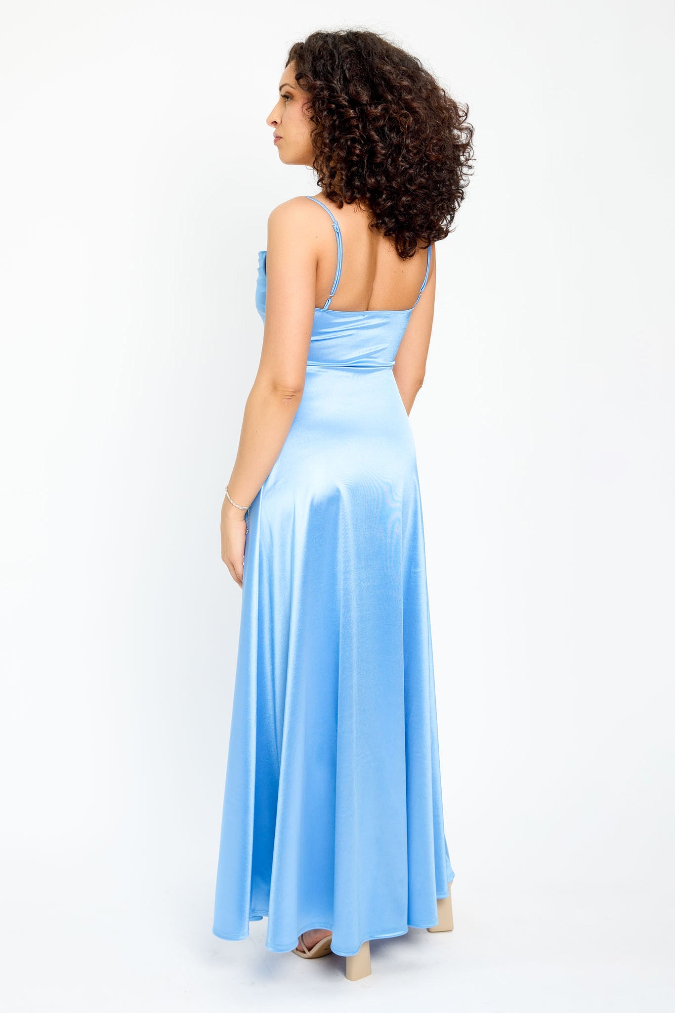 Robe maxi à bretelles spaghetti et buste plissé avec fente latérale