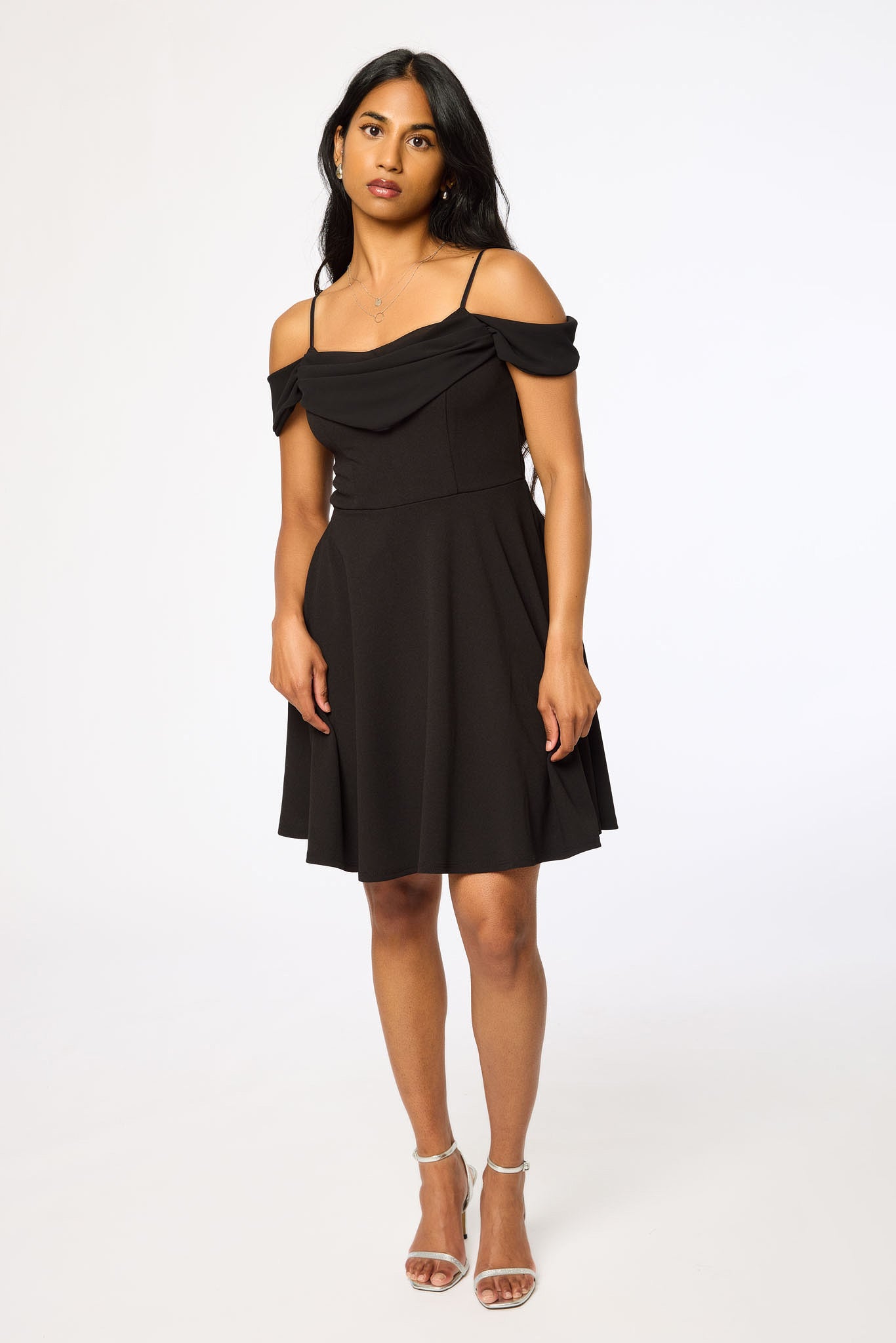 Robe patineuse aux épaules découvertes et bordure en mousseline