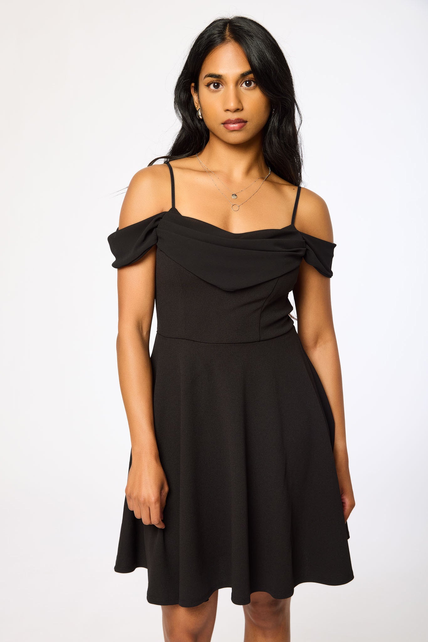 Robe patineuse aux épaules découvertes et bordure en mousseline