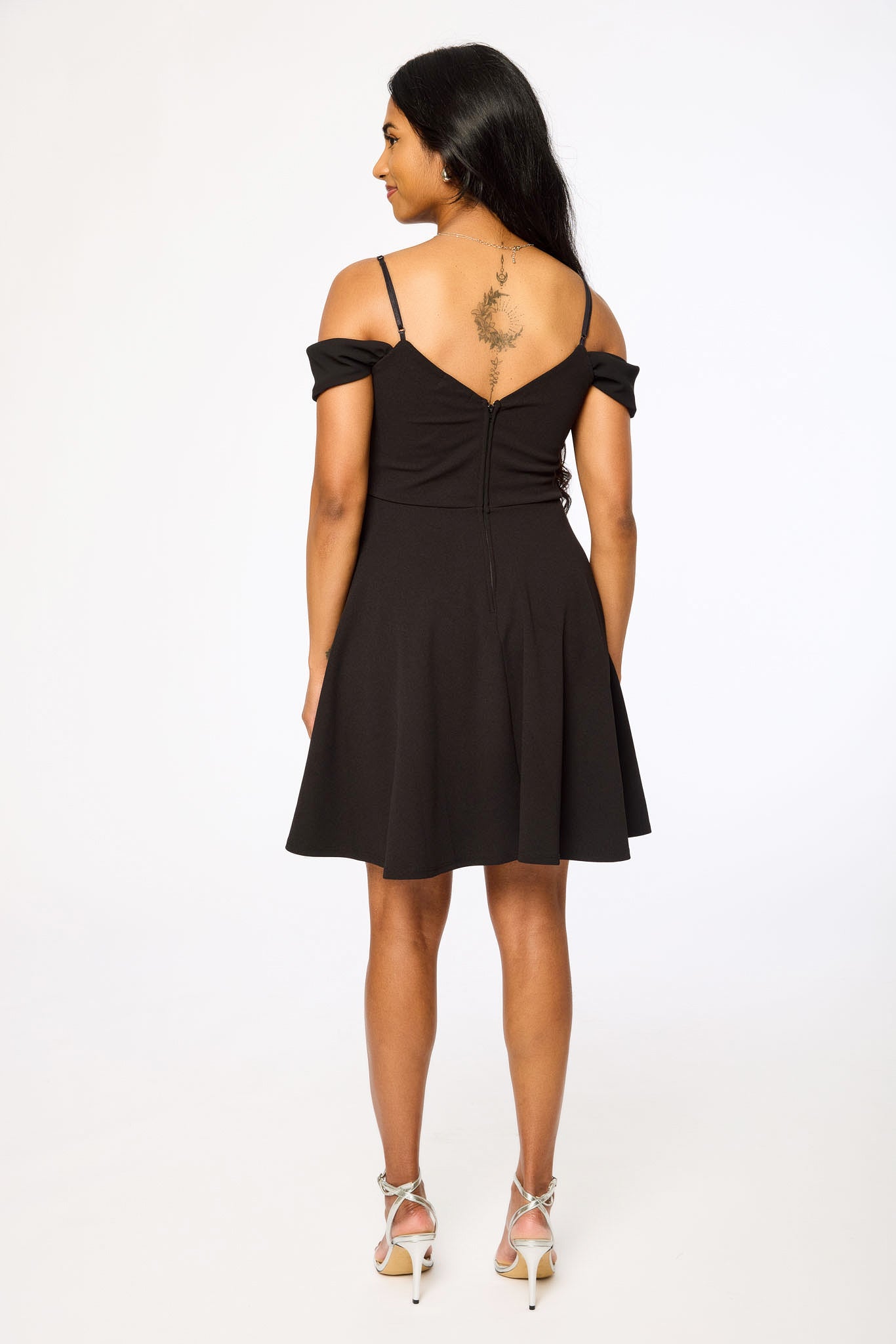 Robe patineuse aux épaules découvertes et bordure en mousseline