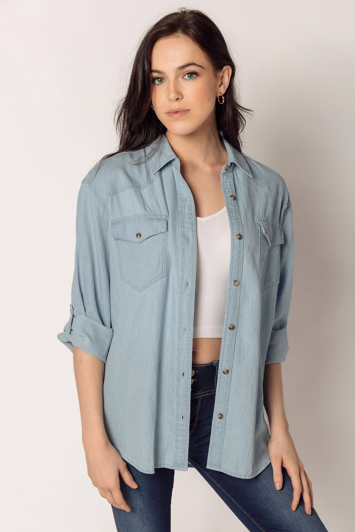 Chemise denim à fines rayures avec manches retroussées