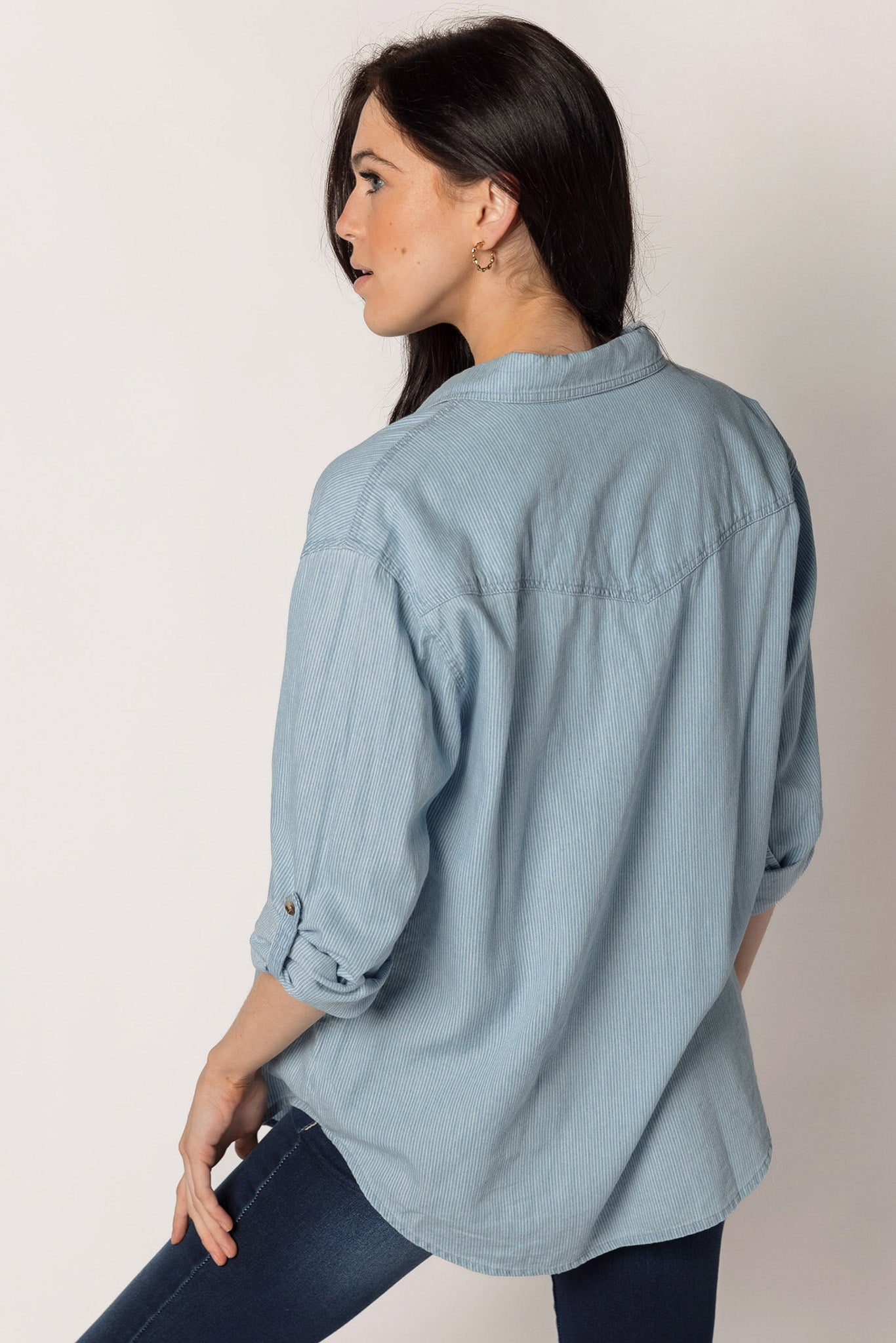 Chemise denim à fines rayures avec manches retroussées