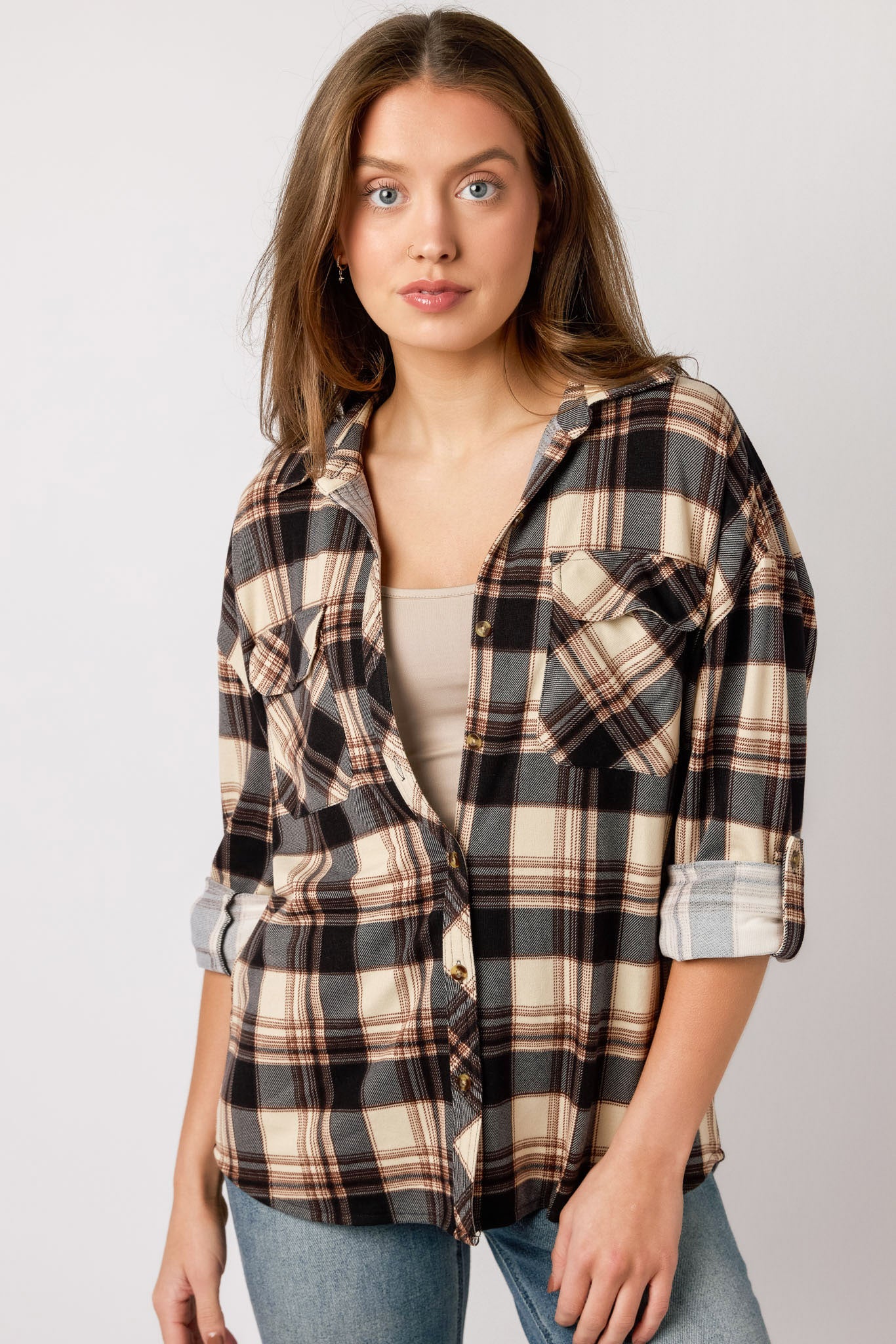 Chemise en tricot à carreaux avec manches retroussées