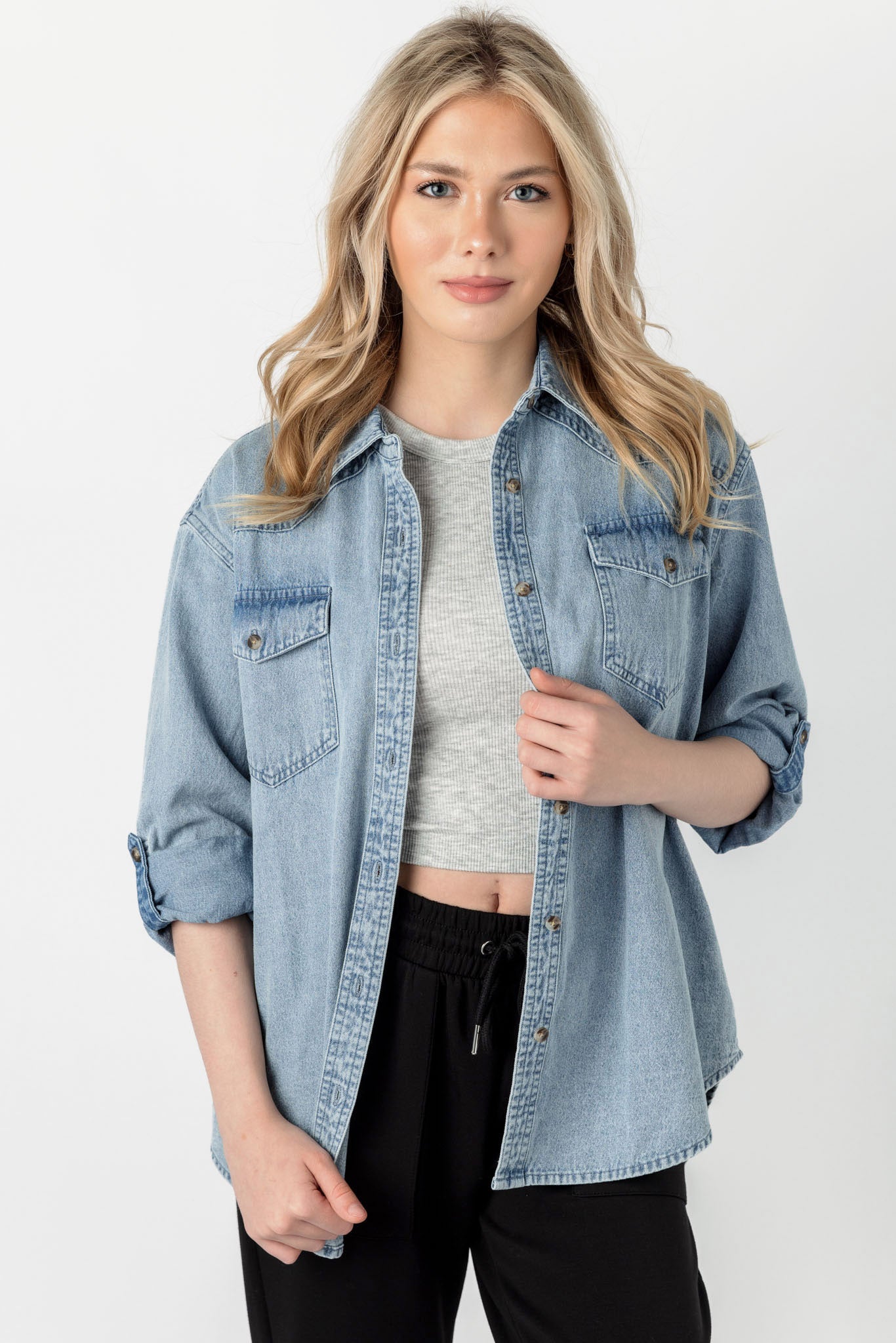 Chemise boutonnée en denim délavé moyen avec manches longues