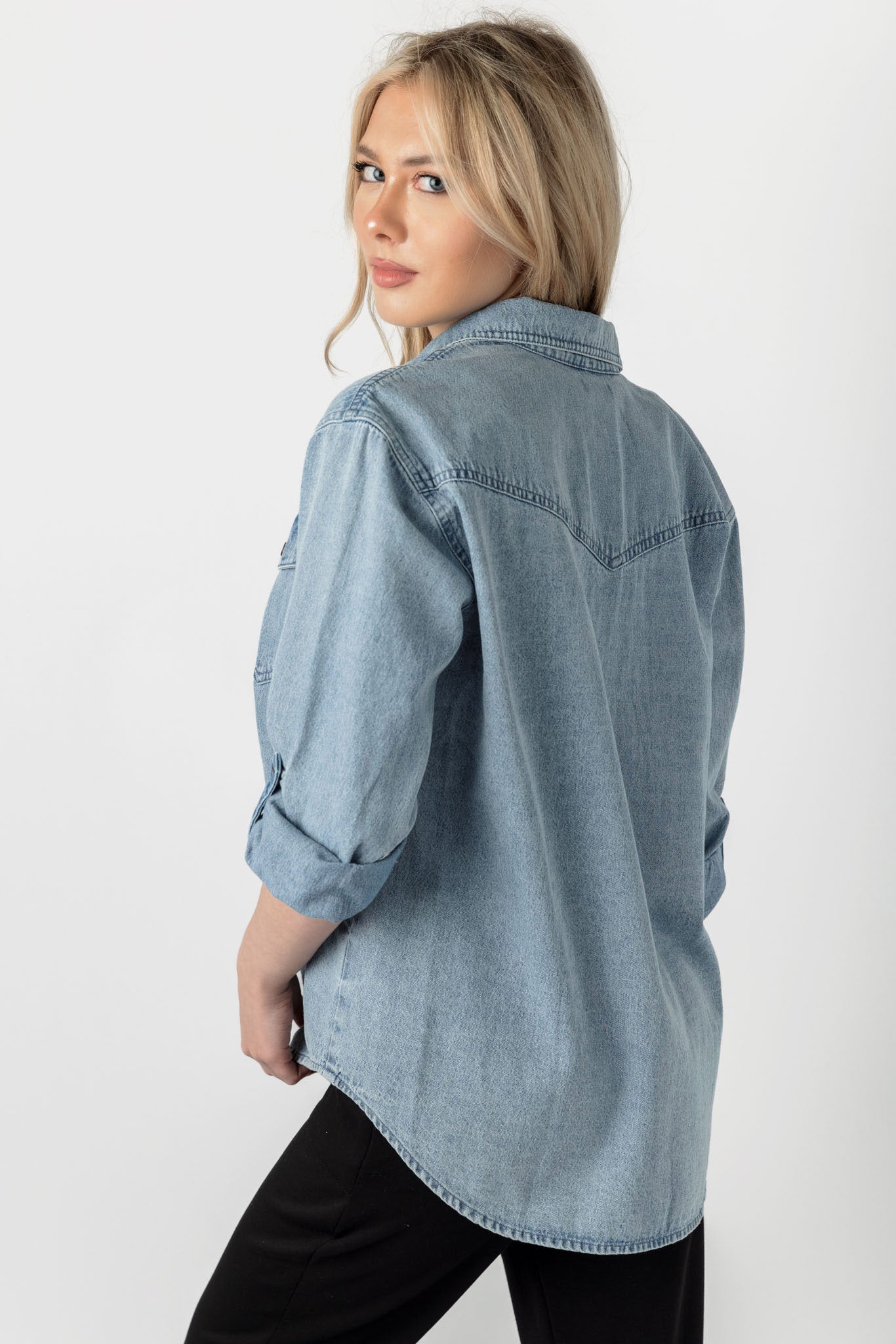 Chemise boutonnée en denim délavé moyen avec manches longues