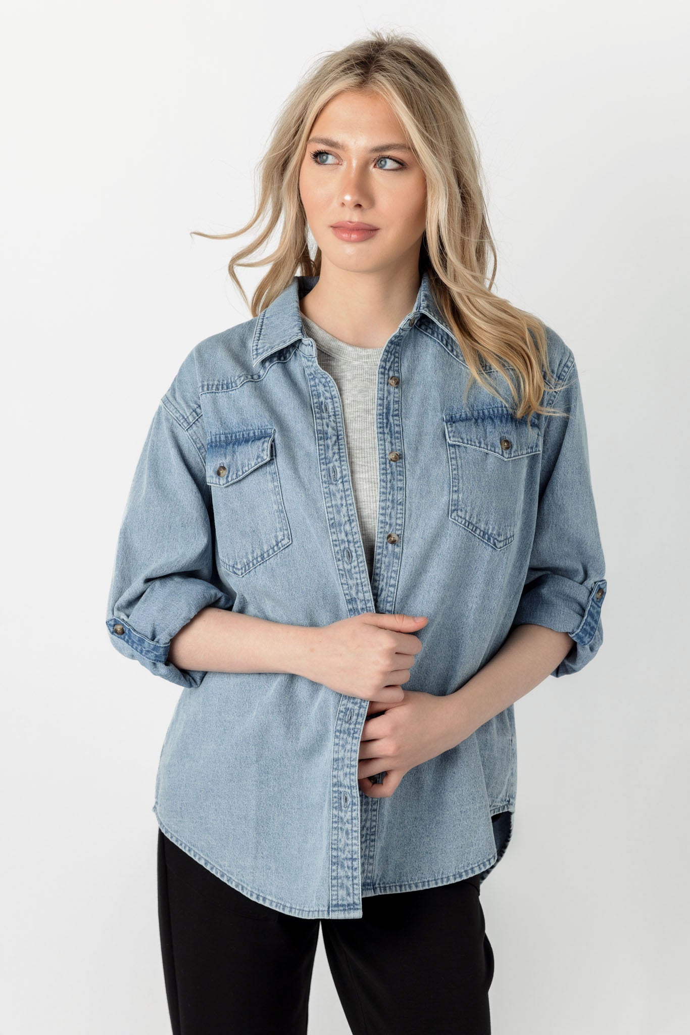 Chemise boutonnée en denim délavé moyen avec manches longues