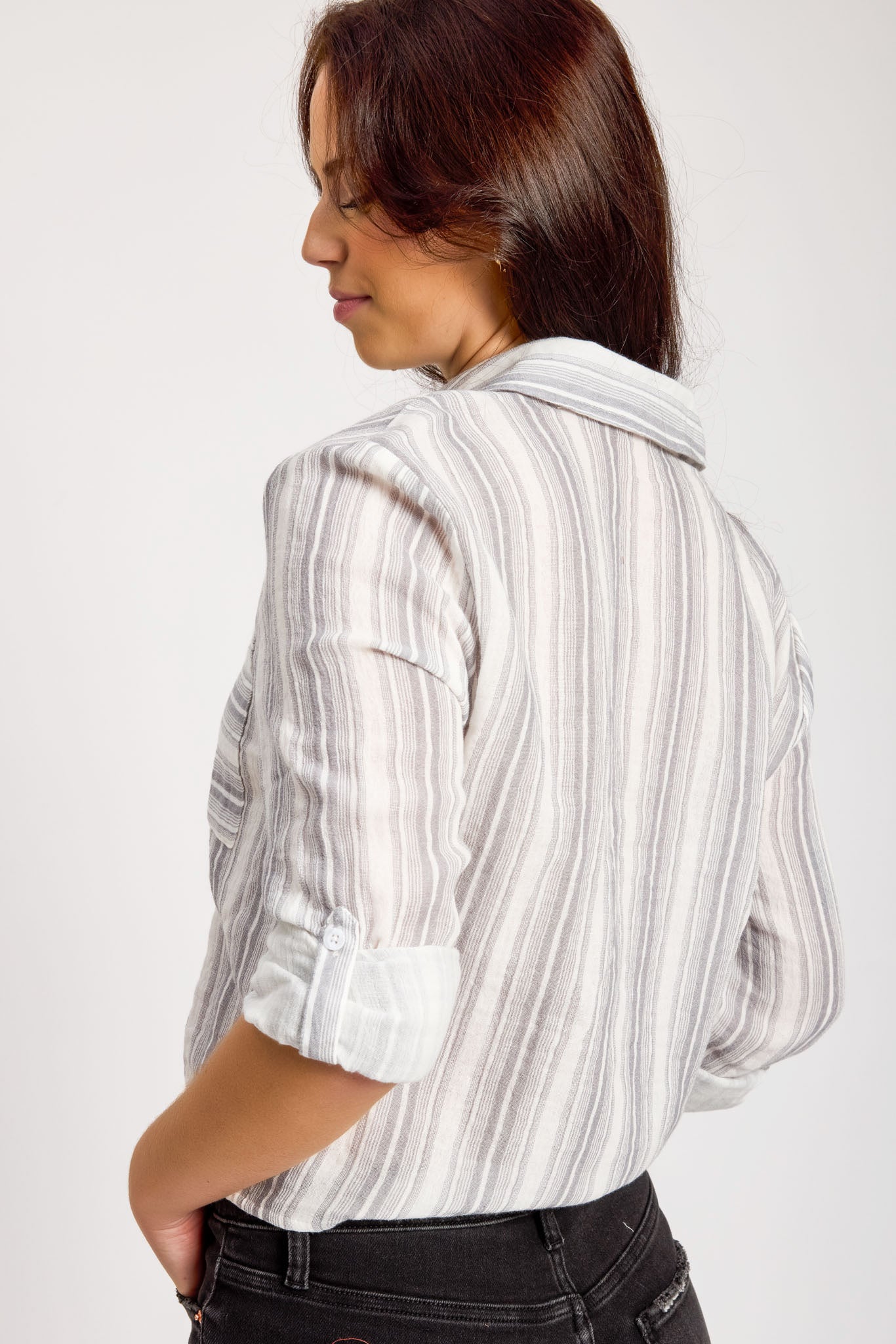 Chemise rayée avec manches retroussées et détail noué