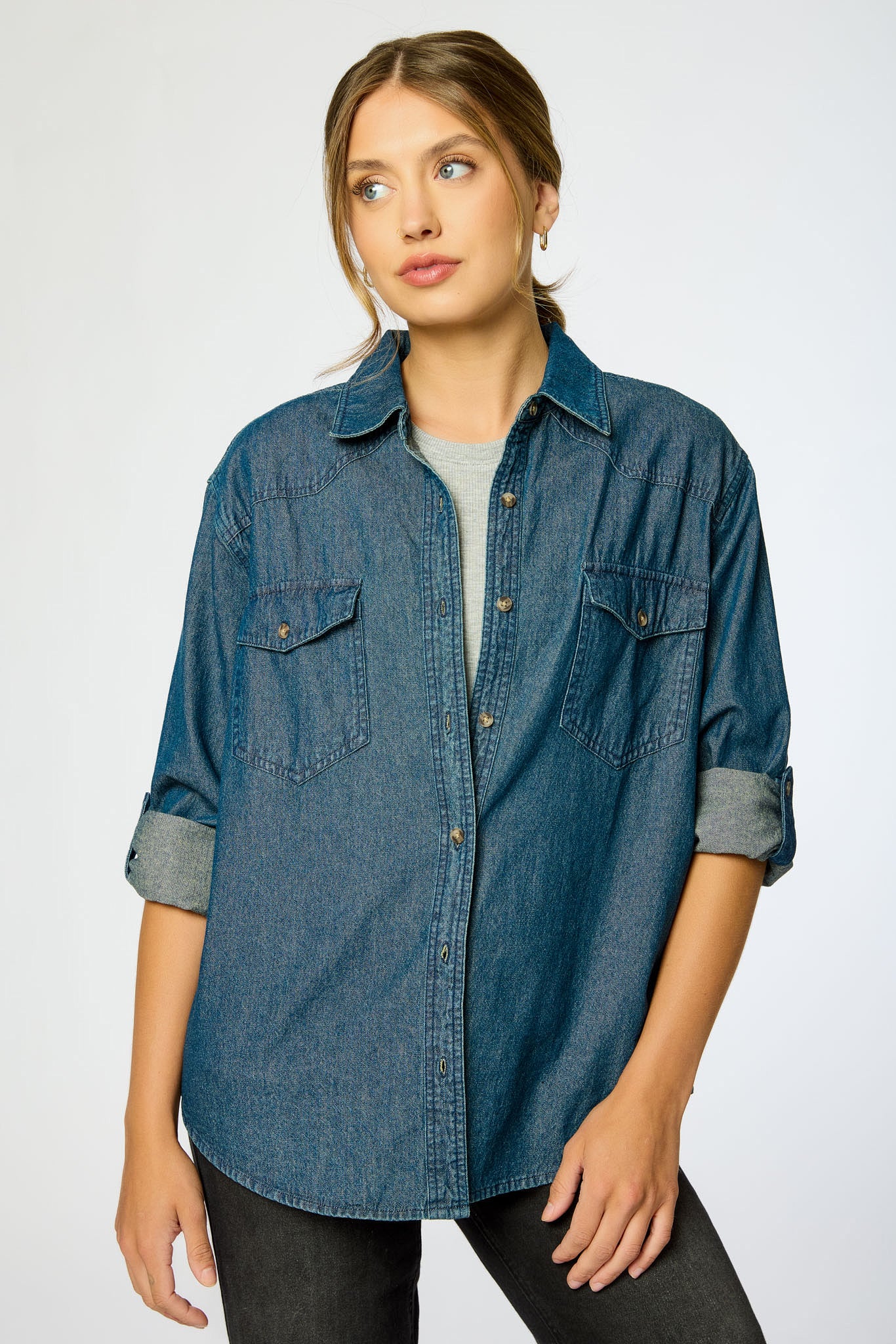 Chemise en demi délavée foncée à revers