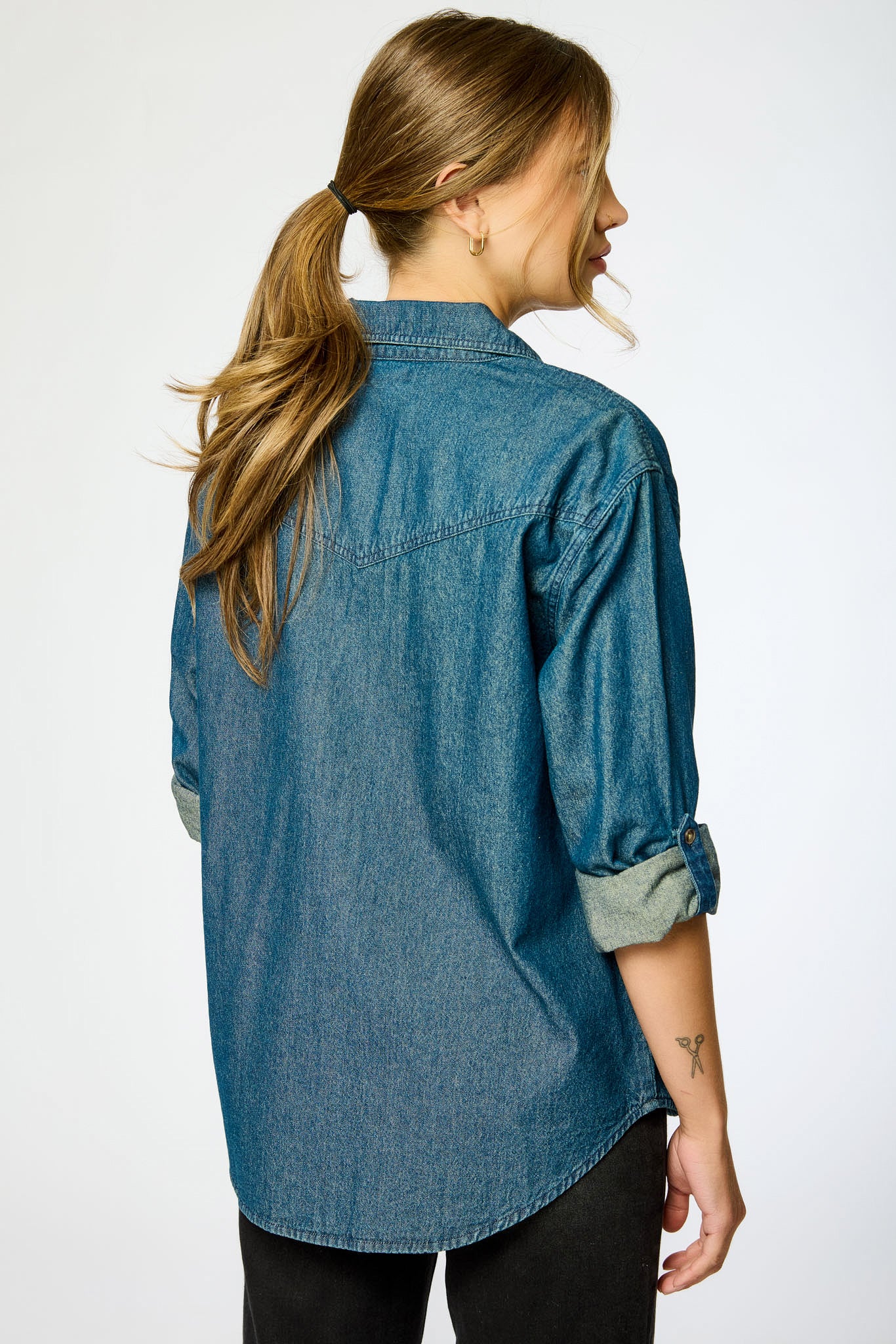 Chemise en demi délavée foncée à revers