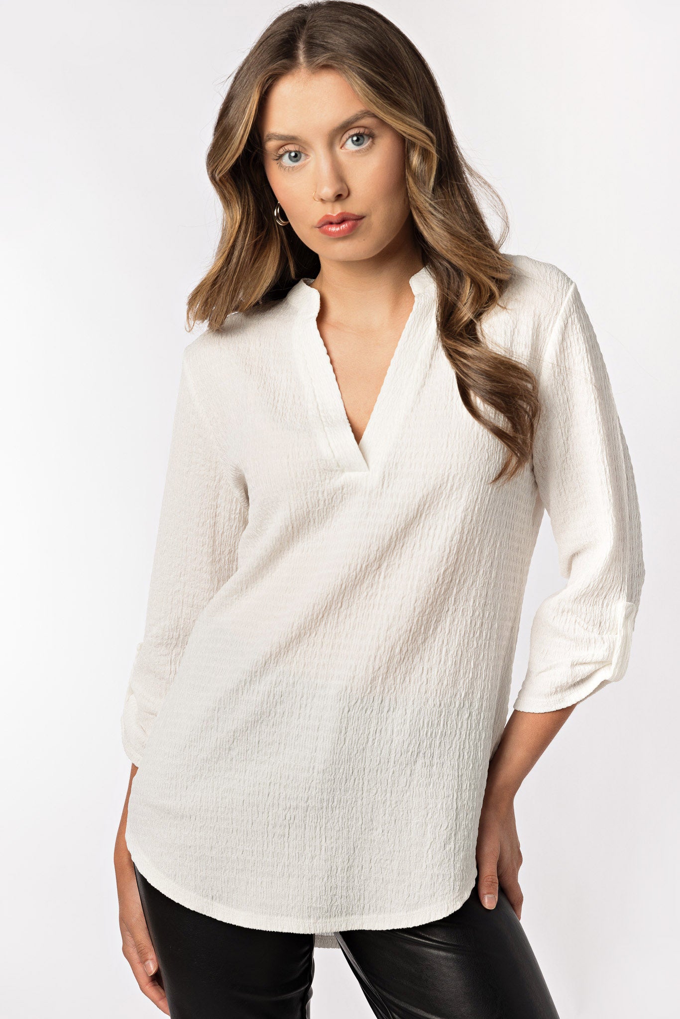 Blouse texturée avec col en V et manches retroussées