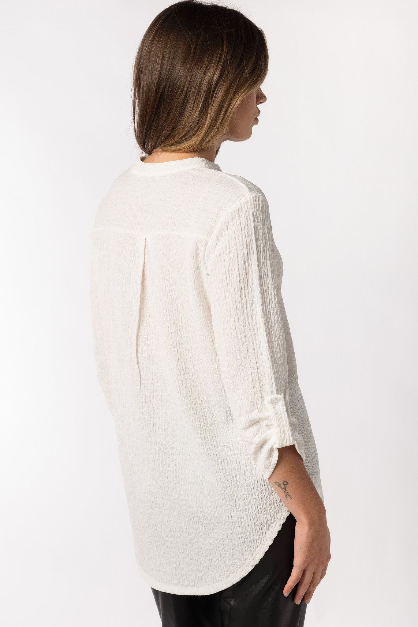 Blouse texturée avec col en V et manches retroussées