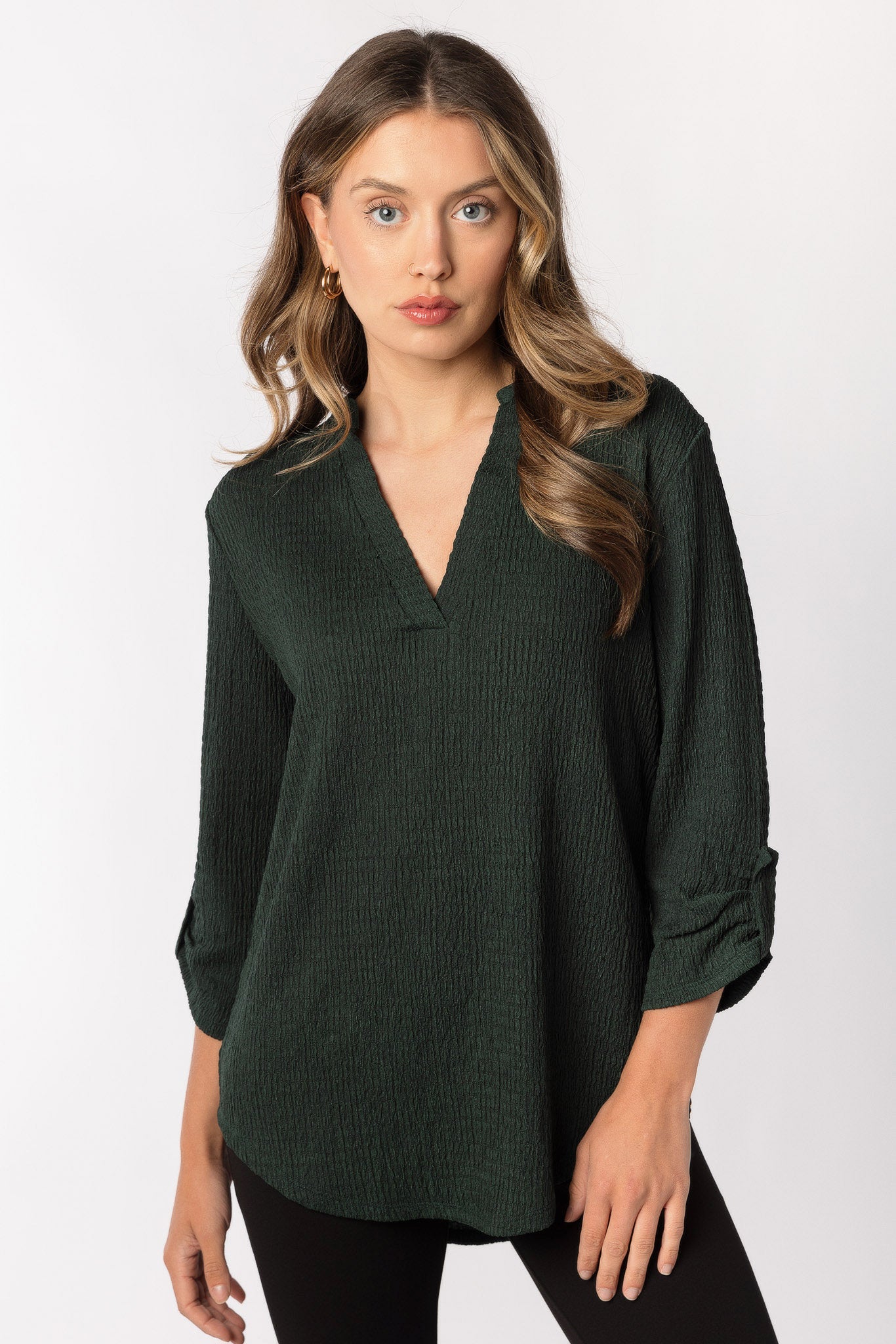 Blouse texturée avec col en V et manches retroussées