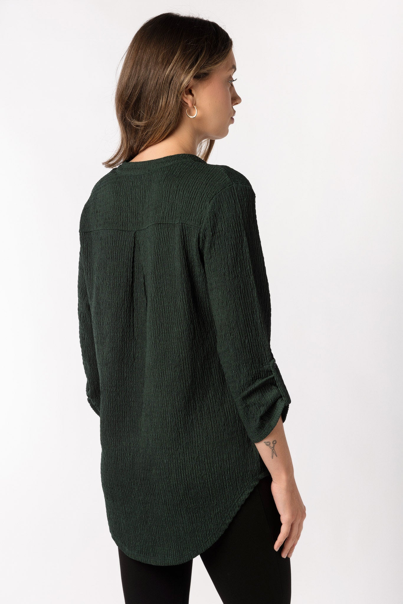 Blouse texturée avec col en V et manches retroussées