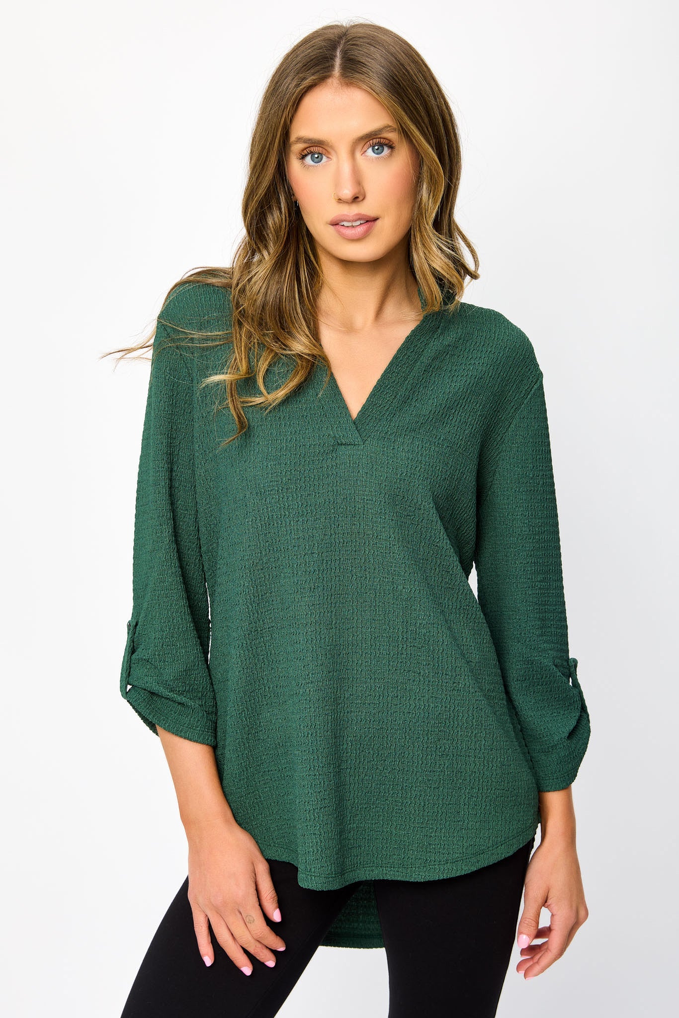 Blouse texturée avec col en V et manches retroussées