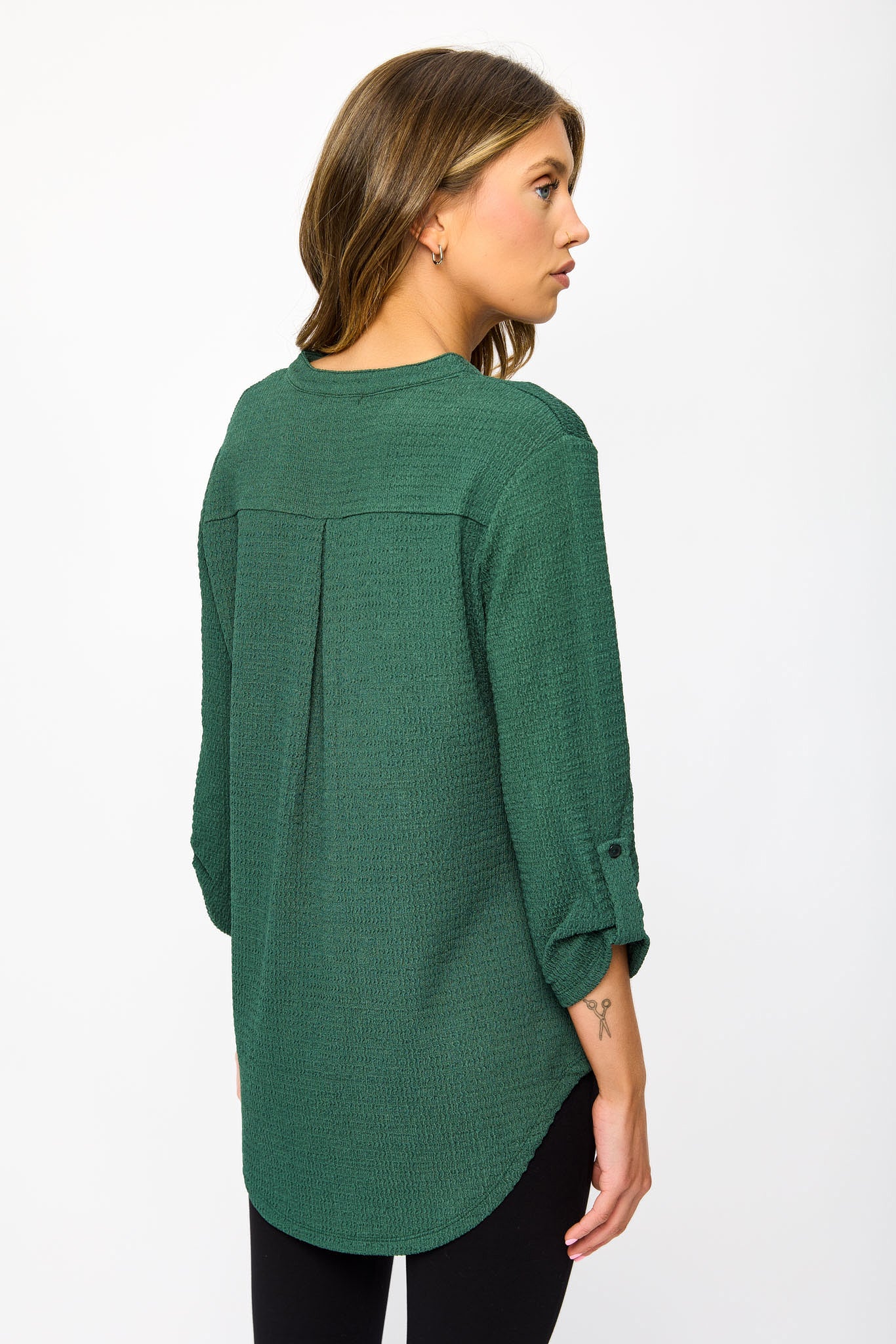 Blouse texturée avec col en V et manches retroussées