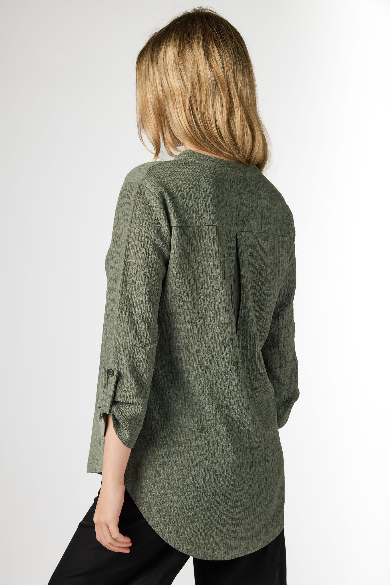 Blouse texturée avec col en V et manches retroussées