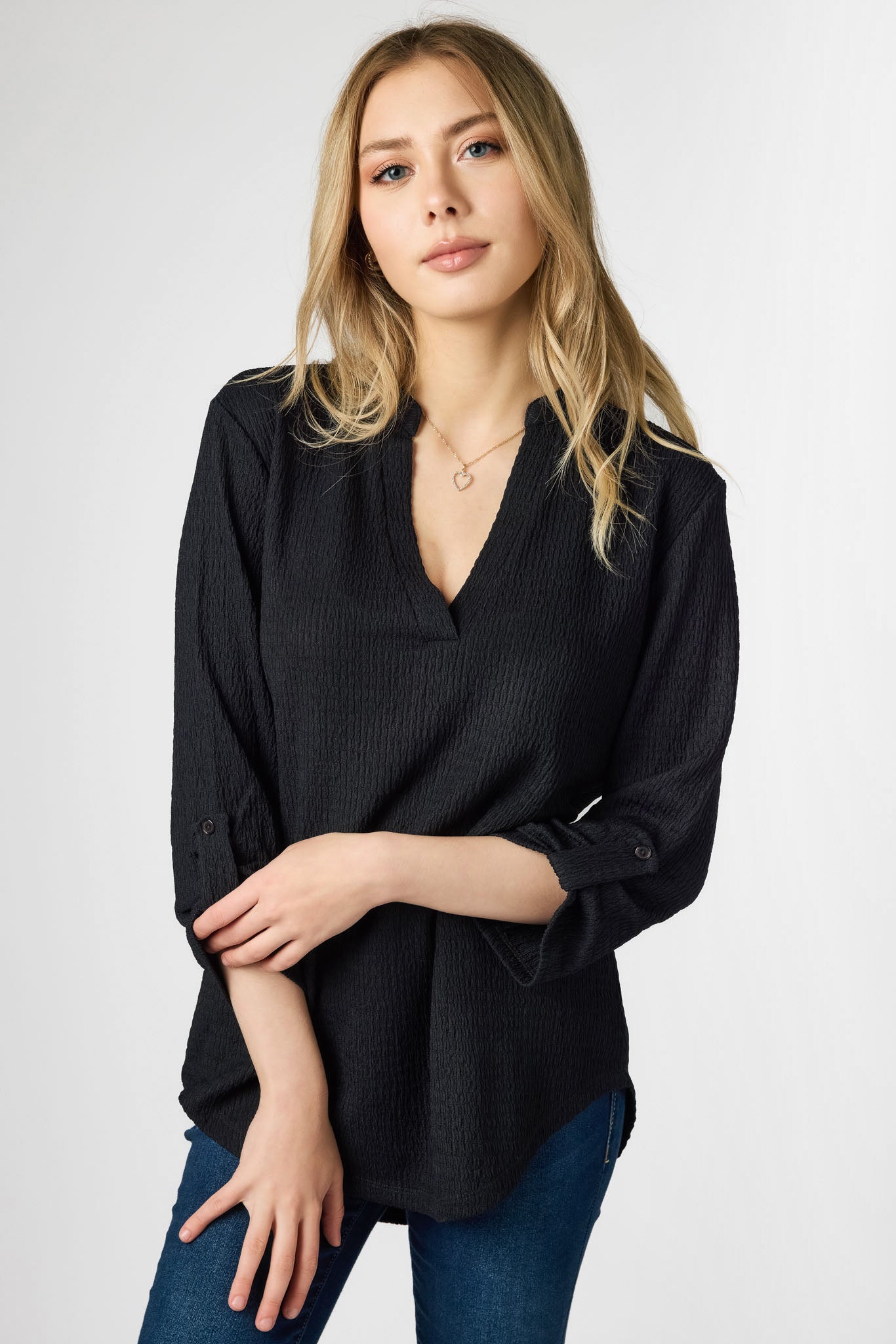 Blouse texturée avec col en V et manches retroussées