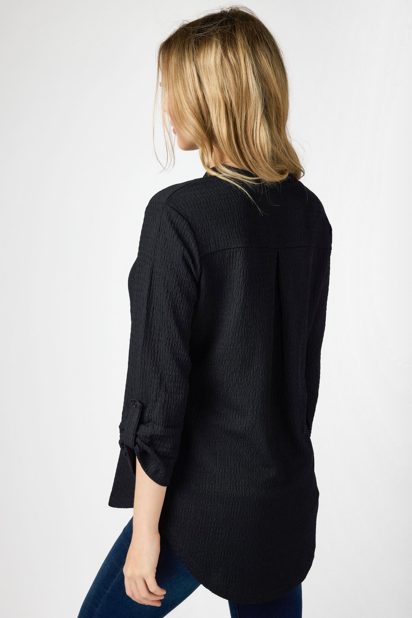 Blouse texturée avec col en V et manches retroussées