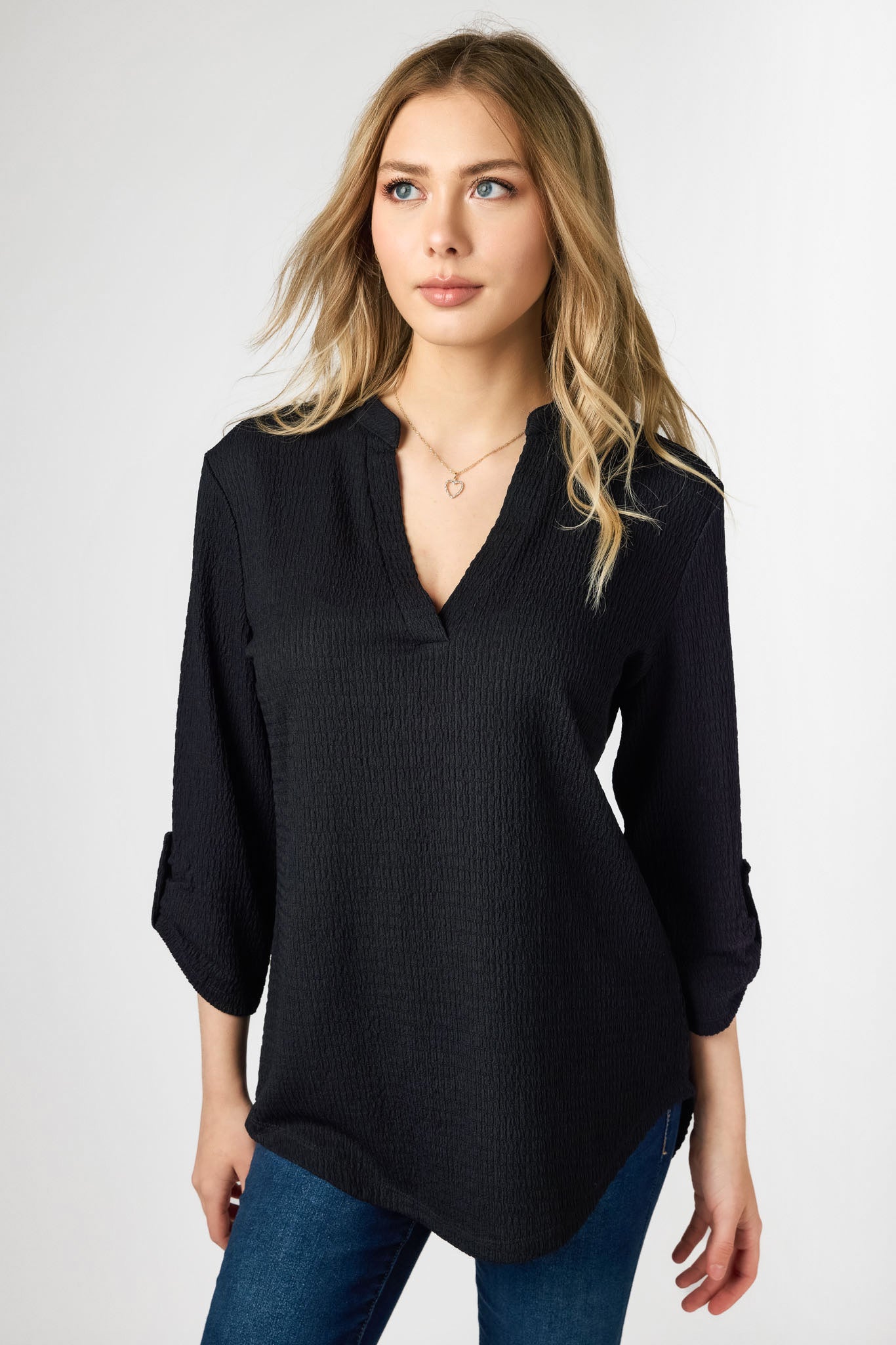 Blouse texturée avec col en V et manches retroussées