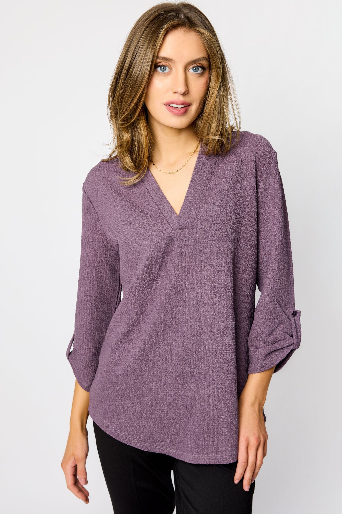 Blouse texturée avec col en V et manches retroussées