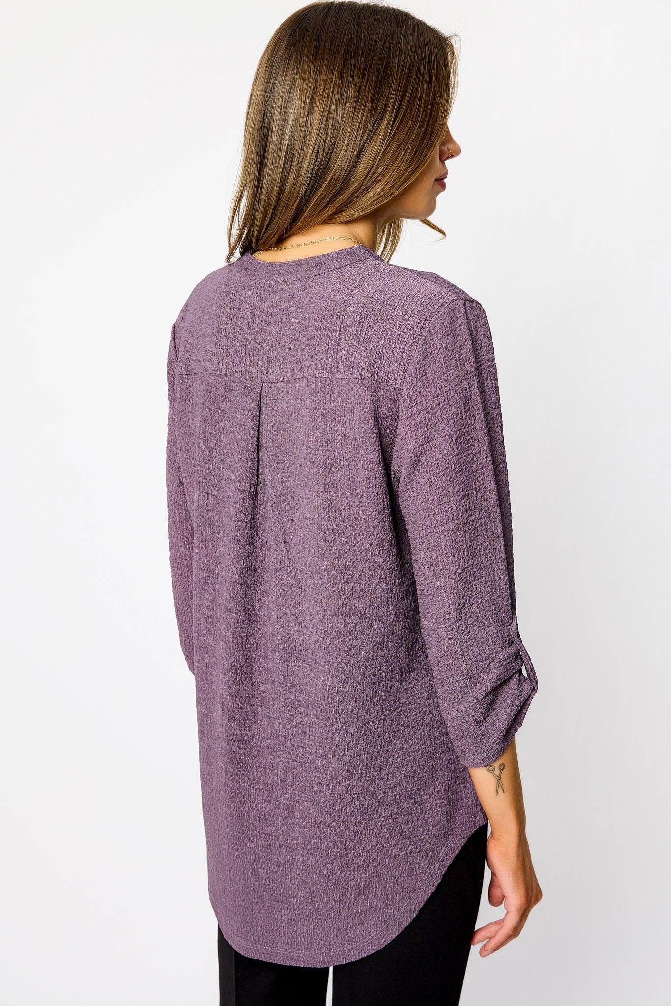 Blouse texturée avec col en V et manches retroussées