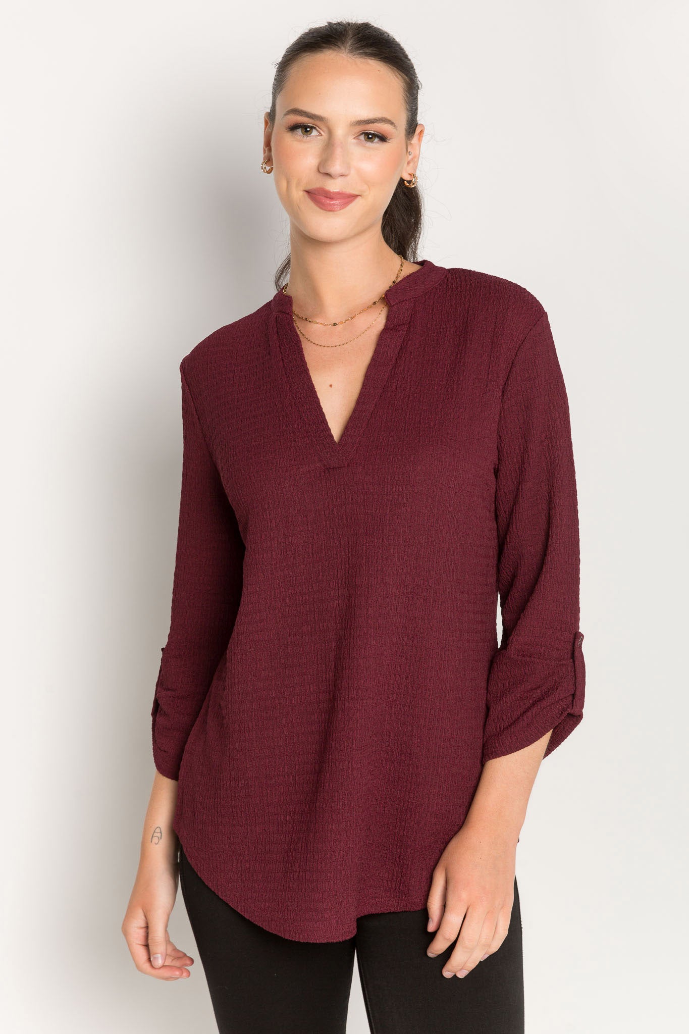 Blouse texturée avec col en V et manches retroussées