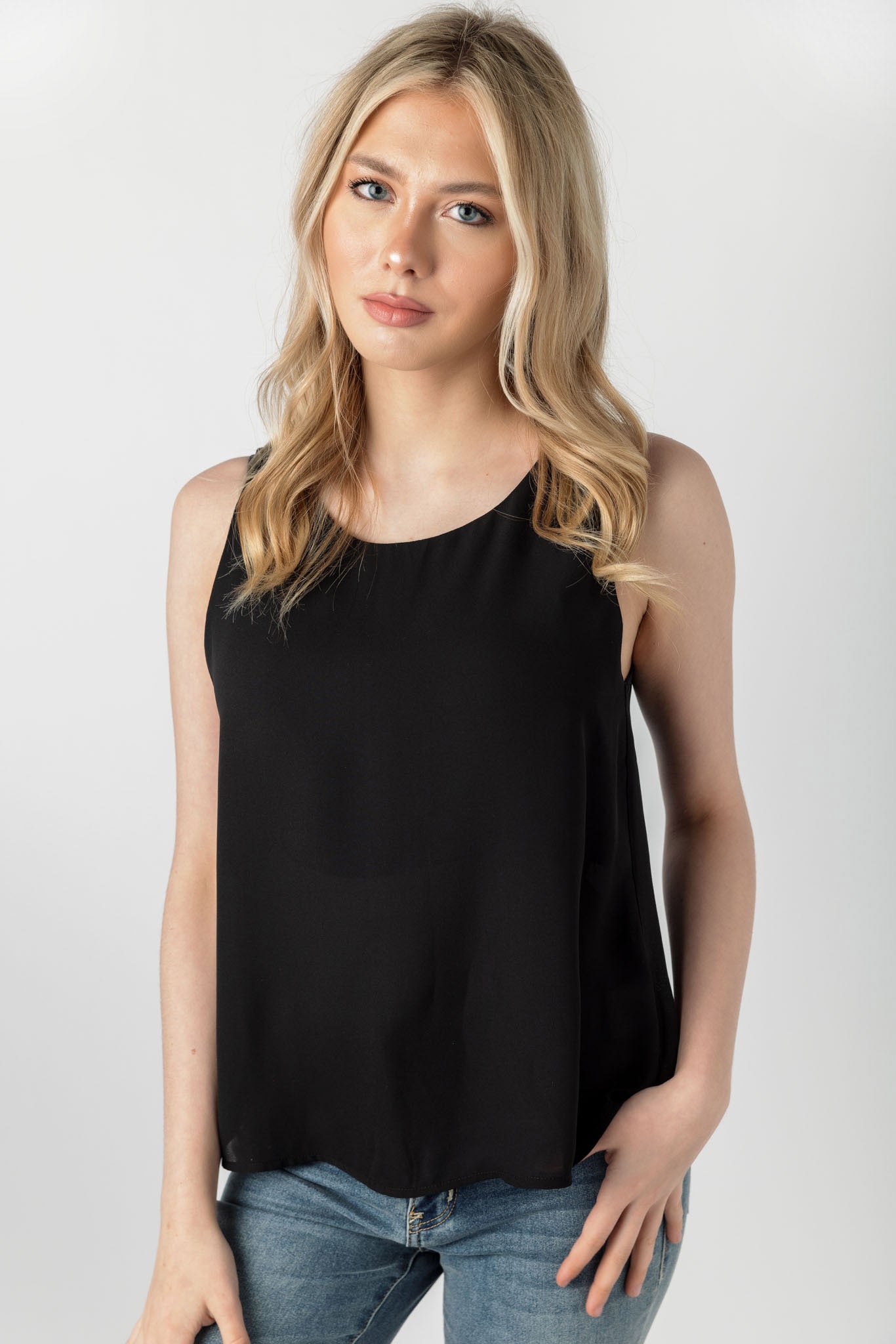 Chemise en crêpe sans manches avec encolure dégagée